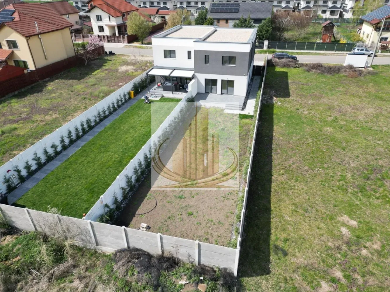 Casă modernă cu 4 camere + birou | Dumbrăvița, zona str. Târcului - Casă modernă cu 4 camere + birou | Dumbrăvița, zona str. Târcului | Predare rapidă Grand Mobilis Imobiliare vă propune spre vânzare o locuință spațioasă și bine compartimentată, ideală pentru o familie care caută confort, calitate și liniște. Compartimentare inteligentă: Parter: • Living foarte generos, open space • Bucătărie • Birou (perfect pentru work from home) • Baie Etaj 1: • 3 dormitoare • Dormitor matrimonial cu baie proprie • Baie suplimentară Exterior: • Terasă de 20 mp • Grădină complet amenajată cu plante ornamentale • Sistem de irigații prin foraj • Plasă anti-cârtițe Siguranță și confort: • Sistem de alarmă • Camere de supraveghere Construcție & dotări premium: • Izolație EPS80 – 10 cm • Terasă hidroizolată Sika • Polistiren EPS200 – 20 cm (terasă) • Tâmplărie Rehau 72 mm • Glafuri din marmură Avantaj major: • Buget inclus pentru alegerea finisajelor – îți personalizezi casa exact cum vrei Termen de predare: • 4 – 6 săptămâni ! Programează o vizionare acum! Proprietățile din această zonă se vând rapid – nu rata oportunitatea. ID intern: CP3013585 }}