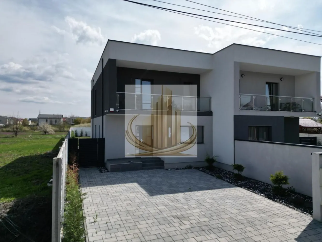 Casă modernă cu 4 camere + birou | Dumbrăvița, zona str. Târcului - Casă modernă cu 4 camere + birou | Dumbrăvița, zona str. Târcului | Predare rapidă Grand Mobilis Imobiliare vă propune spre vânzare o locuință spațioasă și bine compartimentată, ideală pentru o familie care caută confort, calitate și liniște. Compartimentare inteligentă: Parter: • Living foarte generos, open space • Bucătărie • Birou (perfect pentru work from home) • Baie Etaj 1: • 3 dormitoare • Dormitor matrimonial cu baie proprie • Baie suplimentară Exterior: • Terasă de 20 mp • Grădină complet amenajată cu plante ornamentale • Sistem de irigații prin foraj • Plasă anti-cârtițe Siguranță și confort: • Sistem de alarmă • Camere de supraveghere Construcție & dotări premium: • Izolație EPS80 – 10 cm • Terasă hidroizolată Sika • Polistiren EPS200 – 20 cm (terasă) • Tâmplărie Rehau 72 mm • Glafuri din marmură Avantaj major: • Buget inclus pentru alegerea finisajelor – îți personalizezi casa exact cum vrei Termen de predare: • 4 – 6 săptămâni ! Programează o vizionare acum! Proprietățile din această zonă se vând rapid – nu rata oportunitatea. ID intern: CP3013585 }}