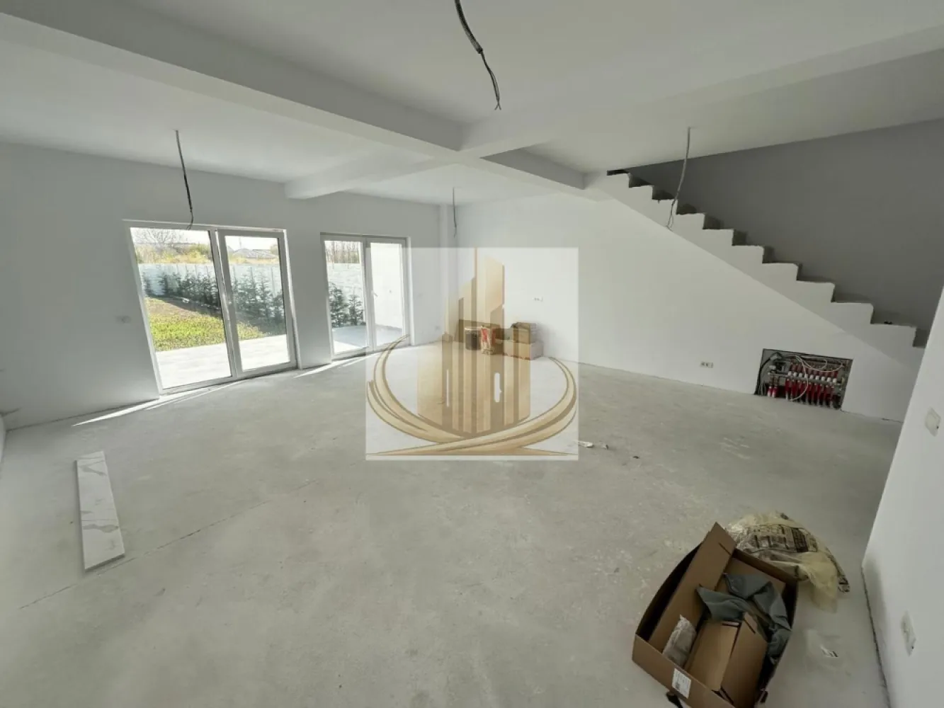 Casă modernă cu 4 camere + birou | Dumbrăvița, zona str. Târcului - Casă modernă cu 4 camere + birou | Dumbrăvița, zona str. Târcului | Predare rapidă Grand Mobilis Imobiliare vă propune spre vânzare o locuință spațioasă și bine compartimentată, ideală pentru o familie care caută confort, calitate și liniște. Compartimentare inteligentă: Parter: • Living foarte generos, open space • Bucătărie • Birou (perfect pentru work from home) • Baie Etaj 1: • 3 dormitoare • Dormitor matrimonial cu baie proprie • Baie suplimentară Exterior: • Terasă de 20 mp • Grădină complet amenajată cu plante ornamentale • Sistem de irigații prin foraj • Plasă anti-cârtițe Siguranță și confort: • Sistem de alarmă • Camere de supraveghere Construcție & dotări premium: • Izolație EPS80 – 10 cm • Terasă hidroizolată Sika • Polistiren EPS200 – 20 cm (terasă) • Tâmplărie Rehau 72 mm • Glafuri din marmură Avantaj major: • Buget inclus pentru alegerea finisajelor – îți personalizezi casa exact cum vrei Termen de predare: • 4 – 6 săptămâni ! Programează o vizionare acum! Proprietățile din această zonă se vând rapid – nu rata oportunitatea. ID intern: CP3013585 }}