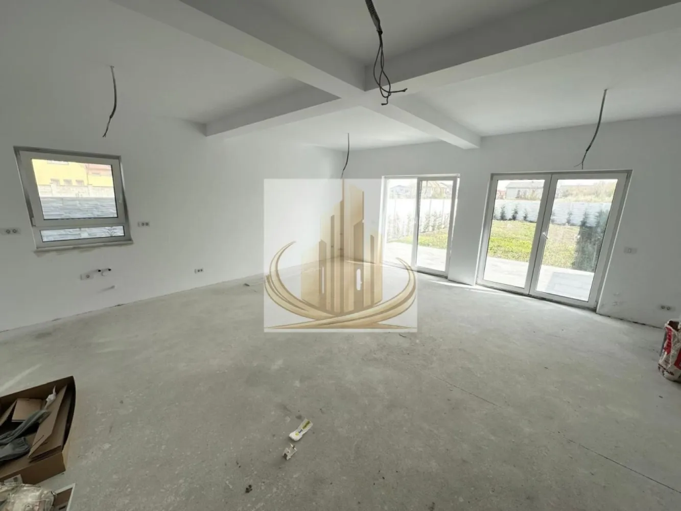 Casă modernă cu 4 camere + birou | Dumbrăvița, zona str. Târcului - Casă modernă cu 4 camere + birou | Dumbrăvița, zona str. Târcului | Predare rapidă Grand Mobilis Imobiliare vă propune spre vânzare o locuință spațioasă și bine compartimentată, ideală pentru o familie care caută confort, calitate și liniște. Compartimentare inteligentă: Parter: • Living foarte generos, open space • Bucătărie • Birou (perfect pentru work from home) • Baie Etaj 1: • 3 dormitoare • Dormitor matrimonial cu baie proprie • Baie suplimentară Exterior: • Terasă de 20 mp • Grădină complet amenajată cu plante ornamentale • Sistem de irigații prin foraj • Plasă anti-cârtițe Siguranță și confort: • Sistem de alarmă • Camere de supraveghere Construcție & dotări premium: • Izolație EPS80 – 10 cm • Terasă hidroizolată Sika • Polistiren EPS200 – 20 cm (terasă) • Tâmplărie Rehau 72 mm • Glafuri din marmură Avantaj major: • Buget inclus pentru alegerea finisajelor – îți personalizezi casa exact cum vrei Termen de predare: • 4 – 6 săptămâni ! Programează o vizionare acum! Proprietățile din această zonă se vând rapid – nu rata oportunitatea. ID intern: CP3013585 }}