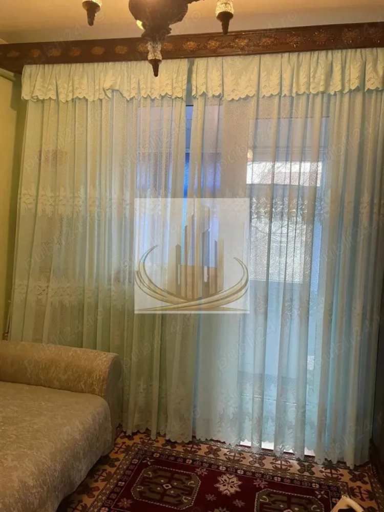 Apartament 3 camere–poziție excelentă, potențial ridicat – INSTITUT - Vă prezentăm spre vânzare un apartament cu 3 camere, situat într-una dintre cele mai apreciate zone ale orașului – zona Institut, ideal pentru cei care își doresc o locuință bine poziționată, cu multiple posibilități de amenajare. Amplasat la etajul 4 din 4, într-un bloc solid construit din cărămidă în anul 1964, imobilul beneficiază de acoperiș din țiglă și pod, oferind un plus de protecție și confort termic. Blocul nu dispune de lift. Compartimentare eficientă: Sufragerie luminoasă 2 dormitoare confortabile Baie Bucătărie generoasă cu debara Balcon închis Caracteristici și avantaje: Izolație exterioară Tâmplărie PVC Se vinde complet mobilat și utilat Poziționare excelentă, cu acces facil către puncte de interes Apartamentul necesită renovare, oferind astfel viitorului proprietar oportunitatea de a-l amenaja după propriul gust și standarde, valorificând la maximum spațiul și locația. Datorită poziției și compartimentării, proprietatea reprezintă o alegere inspirată atât pentru locuință personală, cât și pentru investiție. Anunț oferit de Grand Mobilis Imobiliare Timișoara. }}