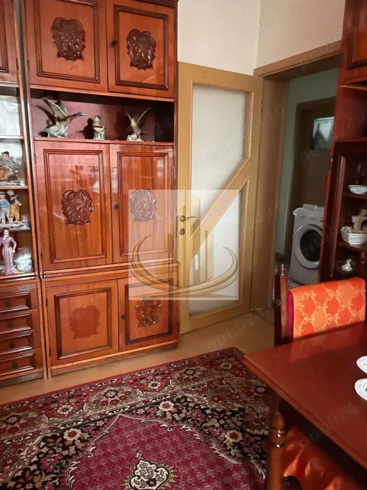 Apartament 3 camere–poziție excelentă, potențial ridicat – INSTITUT - Vă prezentăm spre vânzare un apartament cu 3 camere, situat într-una dintre cele mai apreciate zone ale orașului – zona Institut, ideal pentru cei care își doresc o locuință bine poziționată, cu multiple posibilități de amenajare. Amplasat la etajul 4 din 4, într-un bloc solid construit din cărămidă în anul 1964, imobilul beneficiază de acoperiș din țiglă și pod, oferind un plus de protecție și confort termic. Blocul nu dispune de lift. Compartimentare eficientă: Sufragerie luminoasă 2 dormitoare confortabile Baie Bucătărie generoasă cu debara Balcon închis Caracteristici și avantaje: Izolație exterioară Tâmplărie PVC Se vinde complet mobilat și utilat Poziționare excelentă, cu acces facil către puncte de interes Apartamentul necesită renovare, oferind astfel viitorului proprietar oportunitatea de a-l amenaja după propriul gust și standarde, valorificând la maximum spațiul și locația. Datorită poziției și compartimentării, proprietatea reprezintă o alegere inspirată atât pentru locuință personală, cât și pentru investiție. Anunț oferit de Grand Mobilis Imobiliare Timișoara. }}