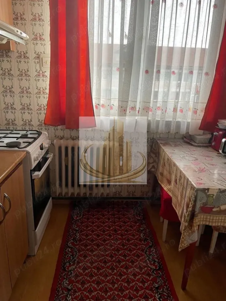 Apartament 3 camere–poziție excelentă, potențial ridicat – INSTITUT - Vă prezentăm spre vânzare un apartament cu 3 camere, situat într-una dintre cele mai apreciate zone ale orașului – zona Institut, ideal pentru cei care își doresc o locuință bine poziționată, cu multiple posibilități de amenajare. Amplasat la etajul 4 din 4, într-un bloc solid construit din cărămidă în anul 1964, imobilul beneficiază de acoperiș din țiglă și pod, oferind un plus de protecție și confort termic. Blocul nu dispune de lift. Compartimentare eficientă: Sufragerie luminoasă 2 dormitoare confortabile Baie Bucătărie generoasă cu debara Balcon închis Caracteristici și avantaje: Izolație exterioară Tâmplărie PVC Se vinde complet mobilat și utilat Poziționare excelentă, cu acces facil către puncte de interes Apartamentul necesită renovare, oferind astfel viitorului proprietar oportunitatea de a-l amenaja după propriul gust și standarde, valorificând la maximum spațiul și locația. Datorită poziției și compartimentării, proprietatea reprezintă o alegere inspirată atât pentru locuință personală, cât și pentru investiție. Anunț oferit de Grand Mobilis Imobiliare Timișoara. }}