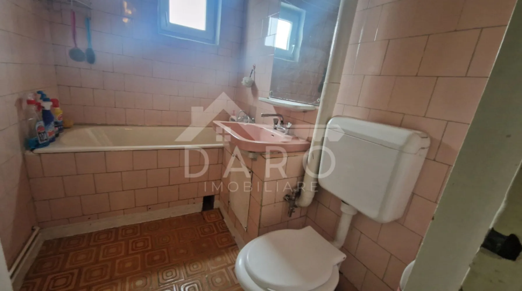 🏡 Apartament 4 camere de vânzare | Dâmbu Pietros | 90 mp - 🏡 Apartament 4 camere de vânzare | Dâmbu Pietros | 90 mp
Se oferă spre vânzare apartament spațios, situat în cartierul Dâmbu Pietros, ideal pentru o familie care își dorește mai mult spațiu și confort.
Suprafață utilă: 90 mp
🔥 Centrală termică proprie
🪟 Geamuri termopan
Compartimentare:
Living generos
3 dormitoare
Bucătărie separată
2 băi
Hol spațios
Cămară pentru depozitare
Stare:
Apartamentul necesită renovare – oportunitate ideală pentru amenajare după propriul stil.
Avantaje:
✔ Zonă liniștită și accesibilă
✔ Ideal pentru familie numeroasă
✔ Compartimentare practică
✔ Potențial ridicat de modernizare și creștere a valorii
💰 Preț atractiv!
📞 Pentru detalii și vizionări:
Coman Maria – DARO Imobiliare
📱 0749 535 729
💳 Ai nevoie de credit? Prin Kiwi Finance beneficiezi de analiză gratuită și oferte de la peste 12 bănci.