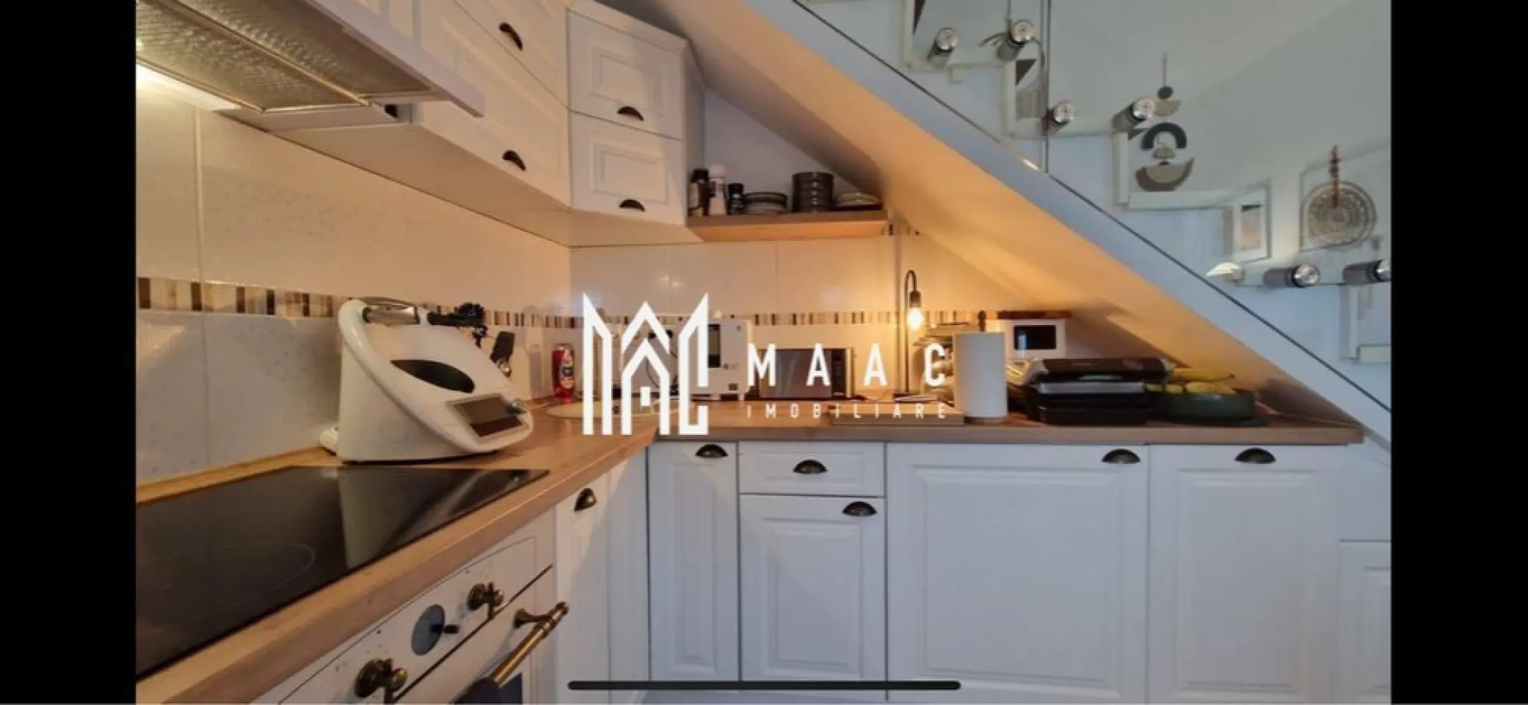 Casa 3 Camere | Curte Generoasa | 90 MP | Cartierul Arhitecților - MAAC Imobiliare vă propune spre închiriere o casă modernă, cu regim de înălțime P+M, situată într-o zonă liniștită de case din Cartierul Arhitecților, Sibiu. Detalii proprietate: Suprafață utilă: 90 mp Teren total: 200 mp Curte liberă: aproximativ 100 mp An construcție: 2012 Structură: sistem Amvic, foarte bine izolată termic Compartimentare: Parter: hol, bucătărie separată, living spațios cu acces la terasă, baie Etaj: hol, 2 dormitoare luminoase, baie Dotări și finisaje: Încălzire cu centrală termică proprie și calorifere Complet mobilată și utilată: TV, mașină de spălat rufe, cuptor, plită, hotă, combină frigorifică, mașină de spălat vase Finisaje moderne, mobilier de calitate, amenajată cu bun gust Exterior: Curte amenajată, cu spațiu verde și zonă de relaxare Locuri de parcare în fața imobilului Locație: Situată în Cartierul Arhitecților, într-o zonă aerisită și liniștită, ideală pentru familii sau cupluri care doresc confort și intimitate, cu acces facil către oraș și puncte de interes. Disponibilitate: Imobilul este disponibil începând cu 15 noiembrie 2025. Condiții de închiriere: Contract minim: 12 luni Garanție: o lună de chirie Animalele de companie nu sunt acceptate Pentru mai multe detalii sau pentru a programa o vizionare, vă rugăm să ne contactați menționând ID:CP2810302 }}