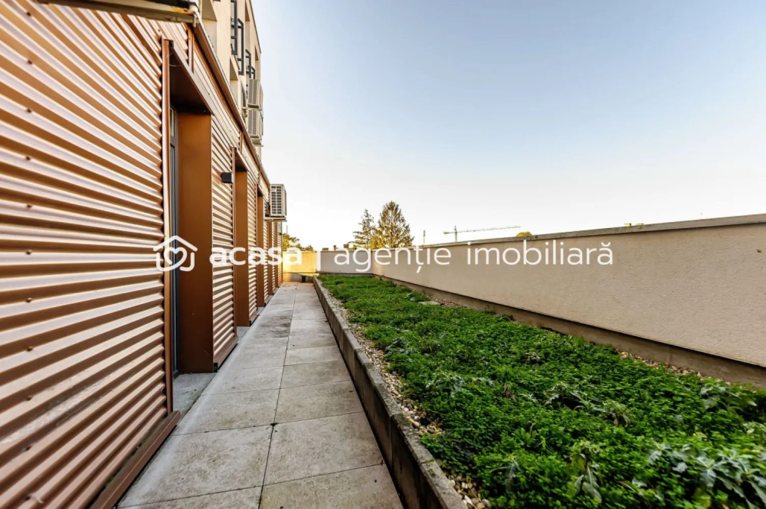 Spațiu de birouri Clasa A în Arad Plaza | 0% Comision - Descoperiți un spațiu de birouri care redefinește standardele de lux și confort, situat ultracentral, în clădirea emblematică Arad Plaza. Ideal pentru companiile care doresc să își consolideze imaginea, acest sediu premium vă oferă un mediu de lucru caracterizat prin luminozitate naturală excelentă, compartimentare inteligentă și un design premiat. Detalii esențiale ale proprietății: Clasificare: Birouri Clasa A (An construcție: 2015) Suprafețe: 211 mp utili (190 mp suprafață totală birouri) / 448 mp construiți Nivel: Etajul 4 (într-o clădire cu 5 etaje) Compartimentare: 4 camere spațioase, 2 băi Atracția principală: 2 terase exterioare superbe, amenajate cu grădină (aprox. 80 mp) Disponibilitate: Imediată, direct de la dezvoltator. Imaginați-vă afacerea dumneavoastră într-un edificiu care inspiră statut și prestigiu, oferind echipei și clienților o experiență la cele mai înalte standarde. Preț: 443.000 € + 21% TVA Avantaj client: COMISION 0% la cumpărare. (Reprezentare exclusivă) Alegeți să vă diferențiați printr-o locație excepțională. Contactați-mă pentru a programa o vizionare și a descoperi cum Arad Plaza poate deveni noul dumneavoastră sediu de business! 0721 356 746 - Florin Moș Agenția imobiliară ACASĂ ARAD }}