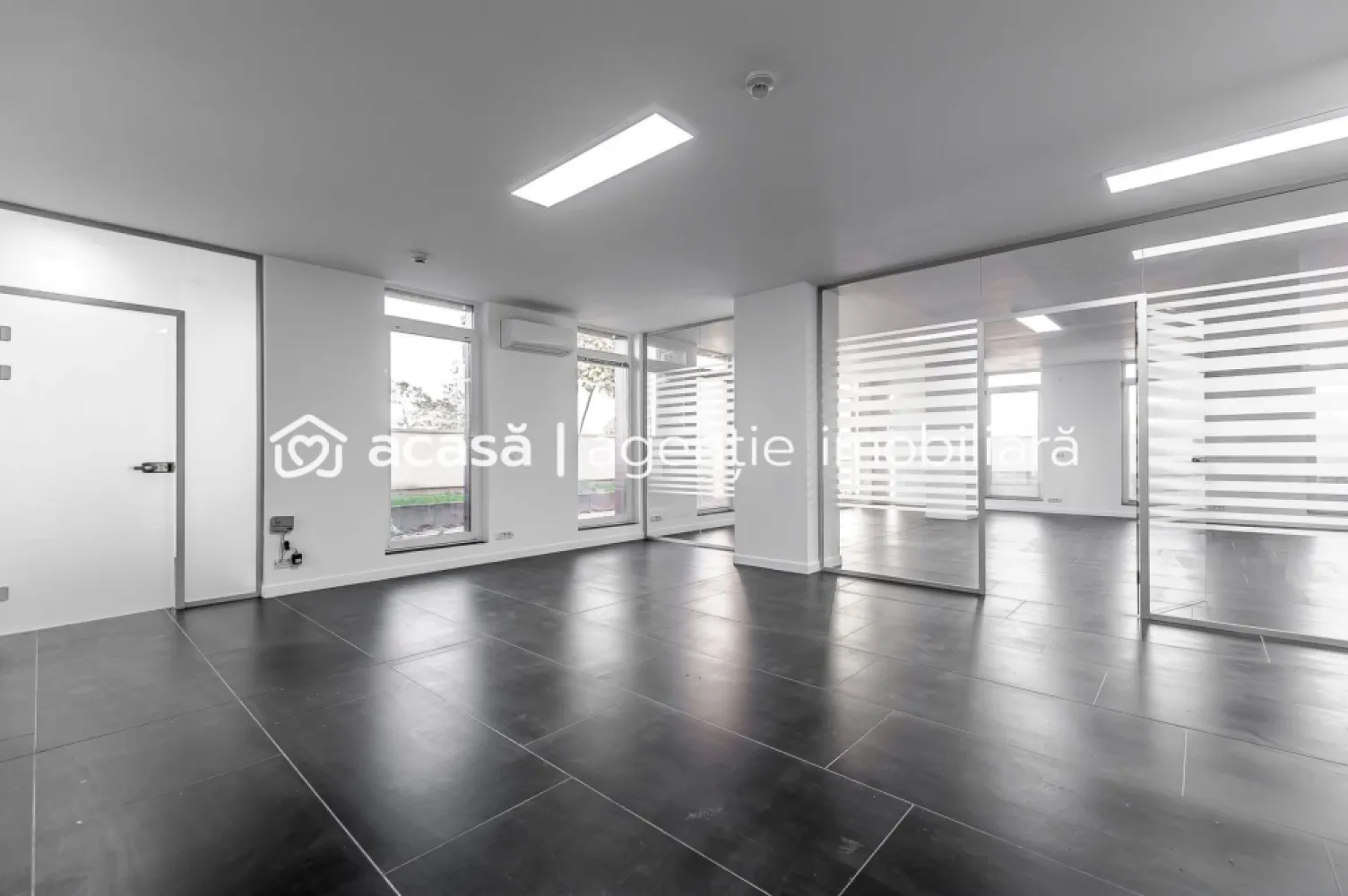 Spațiu de birouri Clasa A în Arad Plaza | 0% Comision - Descoperiți un spațiu de birouri care redefinește standardele de lux și confort, situat ultracentral, în clădirea emblematică Arad Plaza. Ideal pentru companiile care doresc să își consolideze imaginea, acest sediu premium vă oferă un mediu de lucru caracterizat prin luminozitate naturală excelentă, compartimentare inteligentă și un design premiat. Detalii esențiale ale proprietății: Clasificare: Birouri Clasa A (An construcție: 2015) Suprafețe: 211 mp utili (190 mp suprafață totală birouri) / 448 mp construiți Nivel: Etajul 4 (într-o clădire cu 5 etaje) Compartimentare: 4 camere spațioase, 2 băi Atracția principală: 2 terase exterioare superbe, amenajate cu grădină (aprox. 80 mp) Disponibilitate: Imediată, direct de la dezvoltator. Imaginați-vă afacerea dumneavoastră într-un edificiu care inspiră statut și prestigiu, oferind echipei și clienților o experiență la cele mai înalte standarde. Preț: 443.000 € + 21% TVA Avantaj client: COMISION 0% la cumpărare. (Reprezentare exclusivă) Alegeți să vă diferențiați printr-o locație excepțională. Contactați-mă pentru a programa o vizionare și a descoperi cum Arad Plaza poate deveni noul dumneavoastră sediu de business! 0721 356 746 - Florin Moș Agenția imobiliară ACASĂ ARAD }}