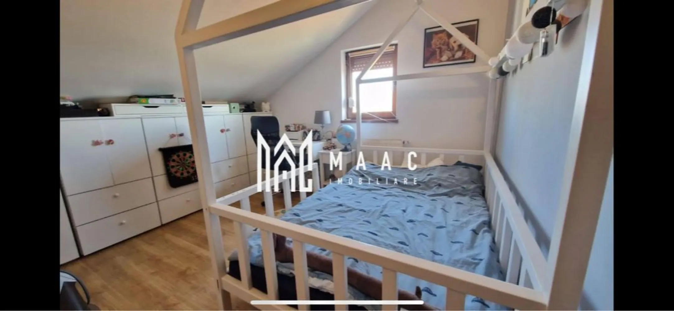 Casa 3 Camere | Curte Generoasa | 90 MP | Cartierul Arhitecților - MAAC Imobiliare vă propune spre închiriere o casă modernă, cu regim de înălțime P+M, situată într-o zonă liniștită de case din Cartierul Arhitecților, Sibiu. Detalii proprietate: Suprafață utilă: 90 mp Teren total: 200 mp Curte liberă: aproximativ 100 mp An construcție: 2012 Structură: sistem Amvic, foarte bine izolată termic Compartimentare: Parter: hol, bucătărie separată, living spațios cu acces la terasă, baie Etaj: hol, 2 dormitoare luminoase, baie Dotări și finisaje: Încălzire cu centrală termică proprie și calorifere Complet mobilată și utilată: TV, mașină de spălat rufe, cuptor, plită, hotă, combină frigorifică, mașină de spălat vase Finisaje moderne, mobilier de calitate, amenajată cu bun gust Exterior: Curte amenajată, cu spațiu verde și zonă de relaxare Locuri de parcare în fața imobilului Locație: Situată în Cartierul Arhitecților, într-o zonă aerisită și liniștită, ideală pentru familii sau cupluri care doresc confort și intimitate, cu acces facil către oraș și puncte de interes. Disponibilitate: Imobilul este disponibil începând cu 15 noiembrie 2025. Condiții de închiriere: Contract minim: 12 luni Garanție: o lună de chirie Animalele de companie nu sunt acceptate Pentru mai multe detalii sau pentru a programa o vizionare, vă rugăm să ne contactați menționând ID:CP2810302 }}