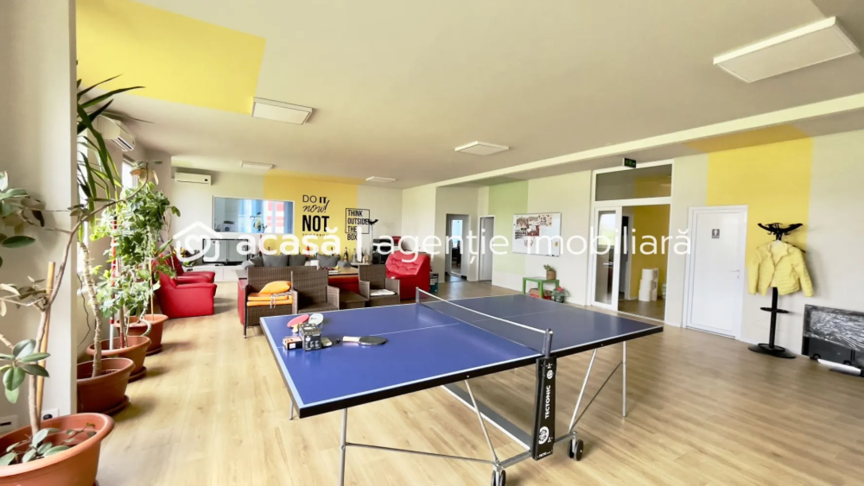 Cladire birouri cu parcari in incinta privata - Oferim spre vânzare un spațiu comercial în Parcul Industrial UTA2 ce se poate prelua cu chiriaș ce achită chirie 3000 eur/lună până în decembrie 2026. Spațiu se poate preda liber de contractul de închiriere cel mai devreme în ianuarie 2027. Parcul Industrial UTA2 este amplasat în partea de Nord a Municipiului Arad, cu acces direct din E68 (DN7, Centură Nord). Imobilul este confecționat din panouri sandwich termoizolante și este compartimentat astfel: – recepție – 6 birouri – 4 grupuri sanitare – holuri – spațiu tehnic Suprafață construită: 333 mp Suprafață teren: 2.561 mp Prețul mai include și: – 12 locuri de parcare (autoturisme) – aprox 2.000 mp spațiu verde - incintă împrejmuită Caracteristicile de mai sus fac spațiul pretabil și pentru următoarele activități: – birouri – producție – depozitare – loc de joacă pentru copii Important! Proprietatea este scutită de impozite pe toată durata de existență a titlului de Parc industrial acordat conform ORDINULUI nr. 325 din 15 octombrie 2007. Pentru detalii, apelați 0721356746. Florin Moș }}