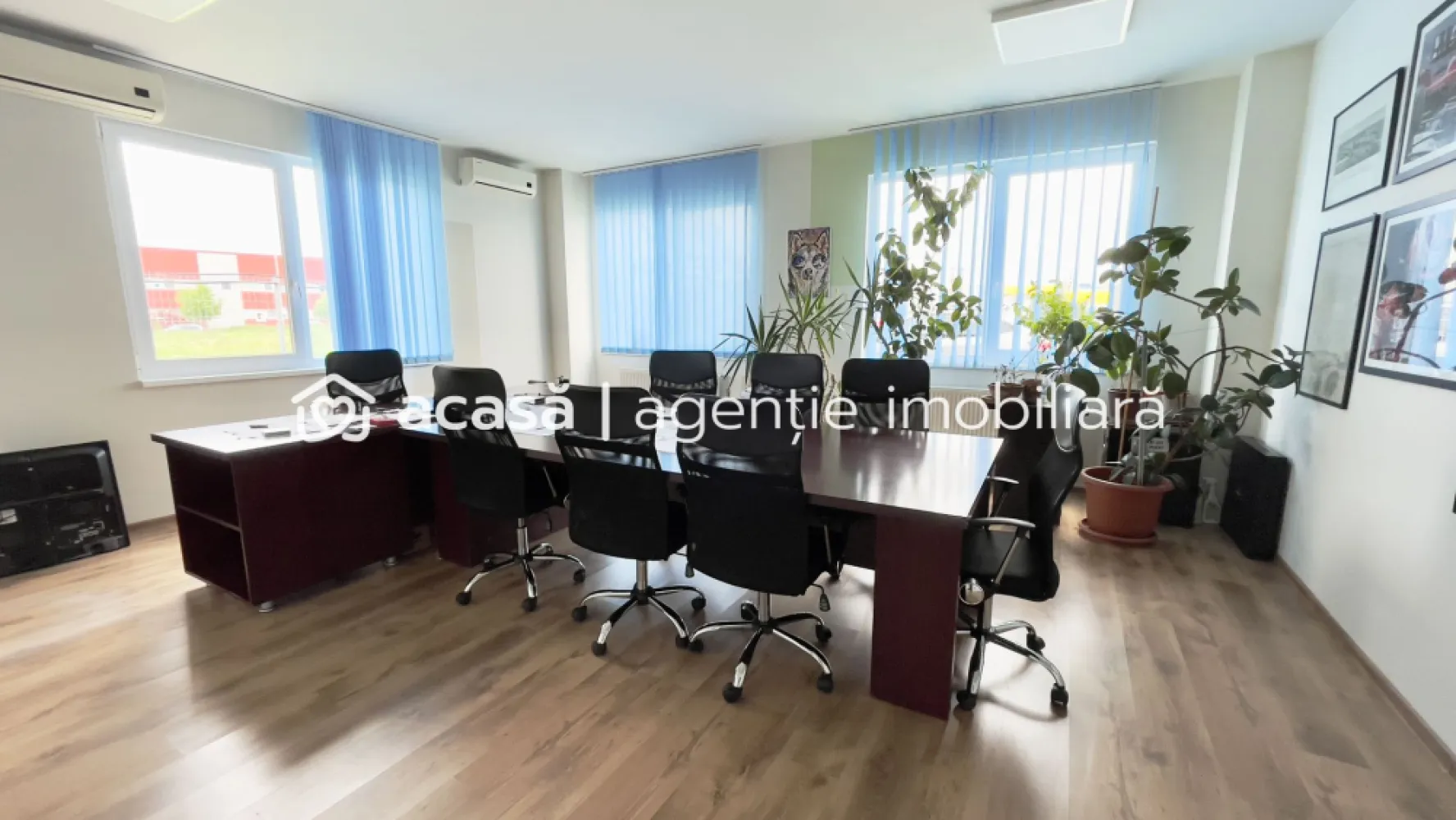 Cladire birouri cu parcari in incinta privata - Oferim spre vânzare un spațiu comercial în Parcul Industrial UTA2 ce se poate prelua cu chiriaș ce achită chirie 3000 eur/lună până în decembrie 2026. Spațiu se poate preda liber de contractul de închiriere cel mai devreme în ianuarie 2027. Parcul Industrial UTA2 este amplasat în partea de Nord a Municipiului Arad, cu acces direct din E68 (DN7, Centură Nord). Imobilul este confecționat din panouri sandwich termoizolante și este compartimentat astfel: – recepție – 6 birouri – 4 grupuri sanitare – holuri – spațiu tehnic Suprafață construită: 333 mp Suprafață teren: 2.561 mp Prețul mai include și: – 12 locuri de parcare (autoturisme) – aprox 2.000 mp spațiu verde - incintă împrejmuită Caracteristicile de mai sus fac spațiul pretabil și pentru următoarele activități: – birouri – producție – depozitare – loc de joacă pentru copii Important! Proprietatea este scutită de impozite pe toată durata de existență a titlului de Parc industrial acordat conform ORDINULUI nr. 325 din 15 octombrie 2007. Pentru detalii, apelați 0721356746. Florin Moș }}