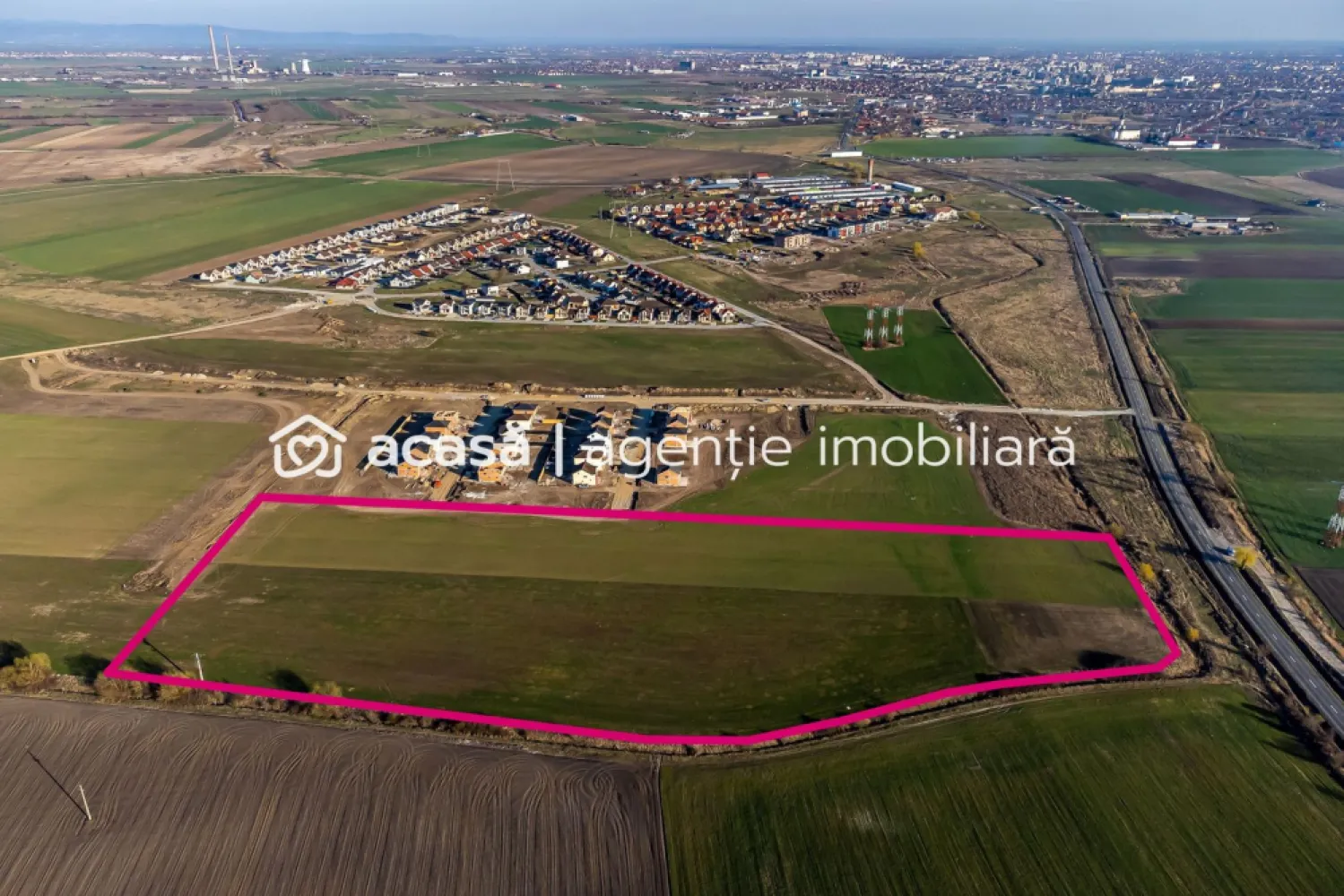 Teren de case lipit de Cartierul Westfield - Agenția imobiliară ACASĂ vă oferă în exclusivitare un teren ideal pentru dezvoltarea unui cartier de case. Terenul este situat pe DJ709 drumul spre Iratoș, lipit de Cartierul Westfield Arad. Zona este deja consacrată pentru dezvoltări rezidențiale, toate utilitățile sunt în proximitate. Conform PUZ-ului se pot construi case cu un regim de înălțime P+1+M la un POT de 40% și un CUT de 1,2. Prețul terenului este acum la doar 20 eur/mp. Pentru vizionare și detalii, apelați 0721356746 }}