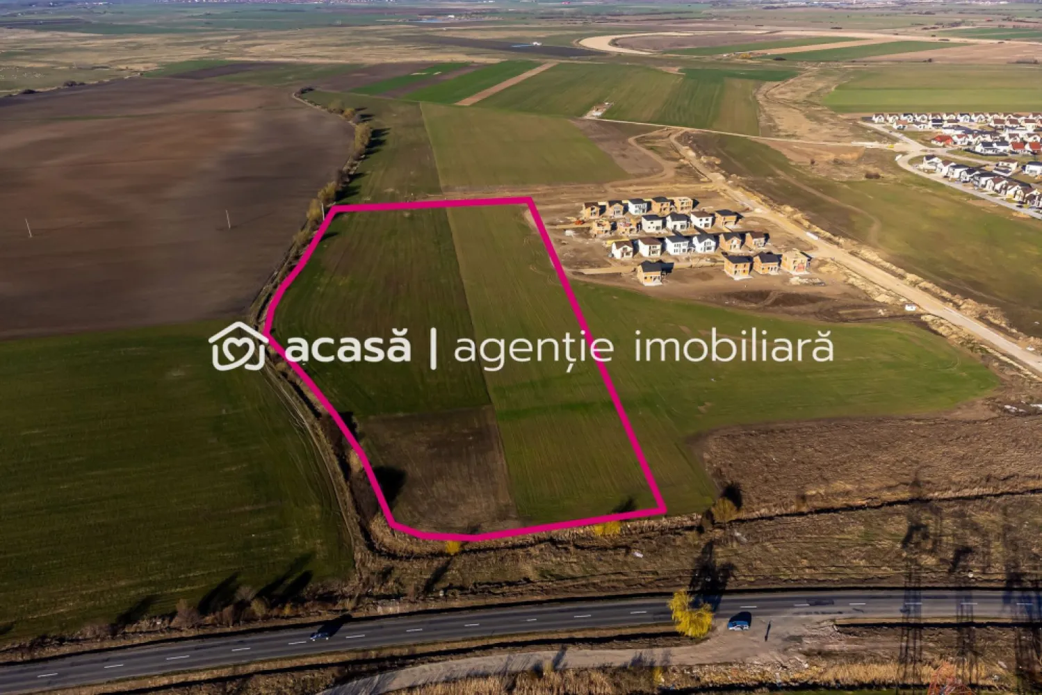 Teren de case lipit de Cartierul Westfield - Agenția imobiliară ACASĂ vă oferă în exclusivitare un teren ideal pentru dezvoltarea unui cartier de case. Terenul este situat pe DJ709 drumul spre Iratoș, lipit de Cartierul Westfield Arad. Zona este deja consacrată pentru dezvoltări rezidențiale, toate utilitățile sunt în proximitate. Conform PUZ-ului se pot construi case cu un regim de înălțime P+1+M la un POT de 40% și un CUT de 1,2. Prețul terenului este acum la doar 20 eur/mp. Pentru vizionare și detalii, apelați 0721356746 }}