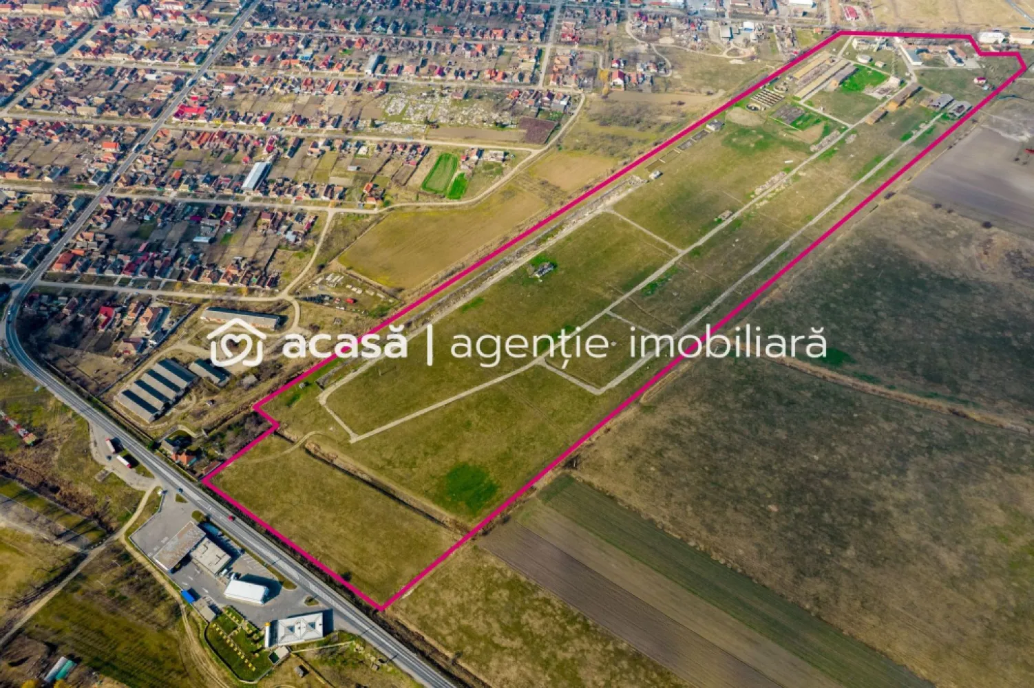 Teren industrial 42 ha Vama Nadlac - Agenția imobiliară ACASĂ vă oferă un teren cu acces la Autostrada A1, poziționat între cele două vămi din Nădlac. Suprafață teren: 411,749 mp Terenul se pretează pentru: Parc industrial Parc logistic - activități de logistică Parcare TIR, etc Pe proprietate se află constructii în suprafață de aproximativ 3000 mp. (de demolat) Terenul dispune de toate utilitățile. (Apa, Gaz, Curent, Calalizare) Pe teren exista două posturi de transformare fiecare de 400 kVA. Pentru detalii apelați 0721356746 Florin Moș }}