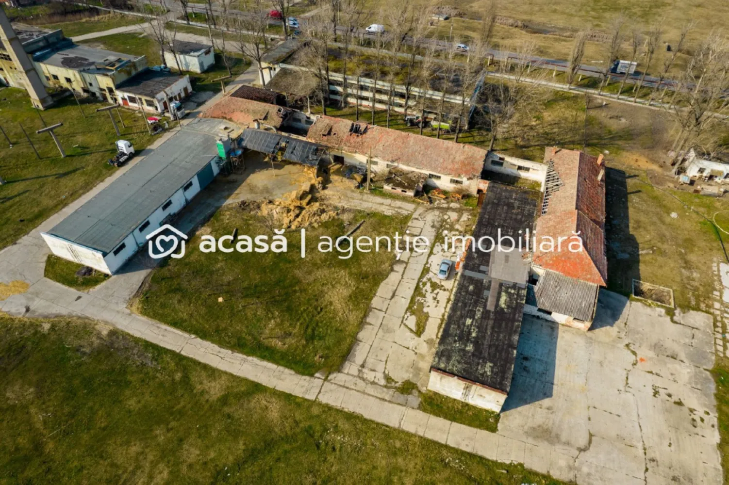 Teren industrial 42 ha Vama Nadlac - Agenția imobiliară ACASĂ vă oferă un teren cu acces la Autostrada A1, poziționat între cele două vămi din Nădlac. Suprafață teren: 411,749 mp Terenul se pretează pentru: Parc industrial Parc logistic - activități de logistică Parcare TIR, etc Pe proprietate se află constructii în suprafață de aproximativ 3000 mp. (de demolat) Terenul dispune de toate utilitățile. (Apa, Gaz, Curent, Calalizare) Pe teren exista două posturi de transformare fiecare de 400 kVA. Pentru detalii apelați 0721356746 Florin Moș }}