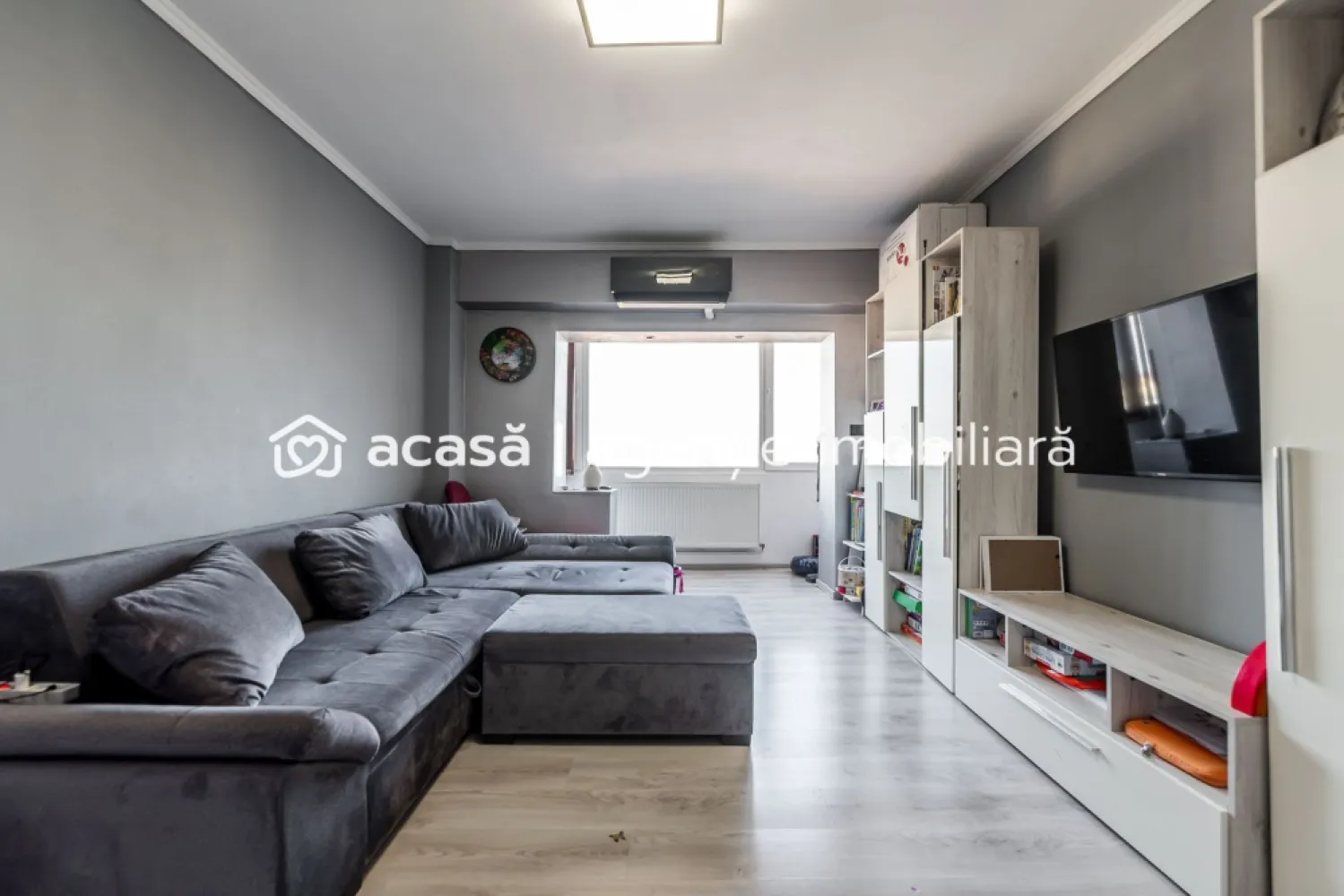 Apartament amenajat cu 2 camere, decomandat la Intim Comision 0 - Comision 0% Se oferă spre vânzare apartament cu 2 camere, decomandat, situat în zona Intim – una dintre cele mai căutate zone din Arad. Locuința se află la etajul 7 din 9 și beneficiază de o priveliște plăcută către cartierul Funcționarilor, orientată spre o zonă liniștită, ferită de zgomotul traficului. Apartamentul este complet mobilat și utilat, fiind renovat recent, cu instalația electrică schimbată integral. Compartimentarea este practică, oferind confort și intimitate, ideal atât pentru locuit, cât și pentru investiție. Se vinde exact ca în poze, fiind pregătit pentru mutare imediată, fără necesitatea unor investiții suplimentare. 📞 Pentru detalii și programarea unei vizionări: Blaga Flavius – 0754467525 Consultant imobiliar acreditat APAIR (Asociația Profesională a Agenților Imobiliari din România) Nu dispui de toată suma? Te ajutăm noi gratuit! Îți obținem oferte de la 16 bănci. Ai o proprietate de vânzare în Arad și vrei să știi cât valorează cu adevărat? Birou: ACASĂ | Agenție imobiliară Arad Adresă: Bulevardul Decebal 2, Arad 310133 }}