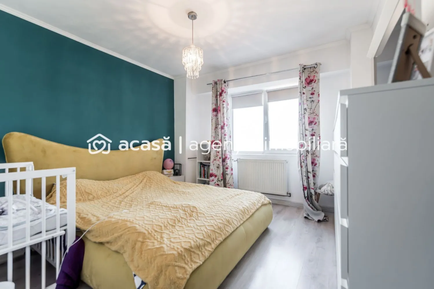 Apartament amenajat cu 2 camere, decomandat la Intim Comision 0 - Comision 0% Se oferă spre vânzare apartament cu 2 camere, decomandat, situat în zona Intim – una dintre cele mai căutate zone din Arad. Locuința se află la etajul 7 din 9 și beneficiază de o priveliște plăcută către cartierul Funcționarilor, orientată spre o zonă liniștită, ferită de zgomotul traficului. Apartamentul este complet mobilat și utilat, fiind renovat recent, cu instalația electrică schimbată integral. Compartimentarea este practică, oferind confort și intimitate, ideal atât pentru locuit, cât și pentru investiție. Se vinde exact ca în poze, fiind pregătit pentru mutare imediată, fără necesitatea unor investiții suplimentare. 📞 Pentru detalii și programarea unei vizionări: Blaga Flavius – 0754467525 Consultant imobiliar acreditat APAIR (Asociația Profesională a Agenților Imobiliari din România) Nu dispui de toată suma? Te ajutăm noi gratuit! Îți obținem oferte de la 16 bănci. Ai o proprietate de vânzare în Arad și vrei să știi cât valorează cu adevărat? Birou: ACASĂ | Agenție imobiliară Arad Adresă: Bulevardul Decebal 2, Arad 310133 }}