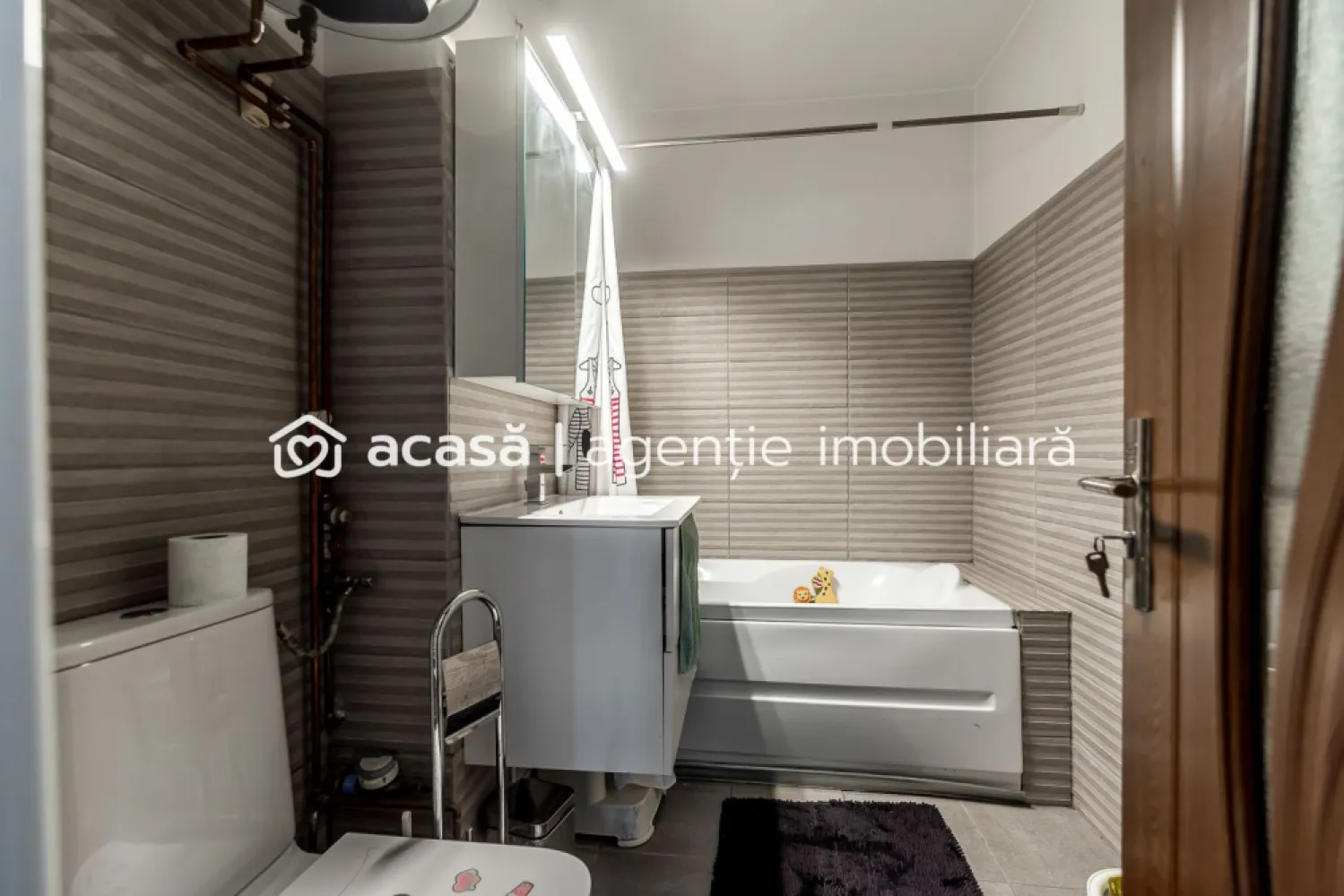 Apartament amenajat cu 2 camere, decomandat la Intim Comision 0
