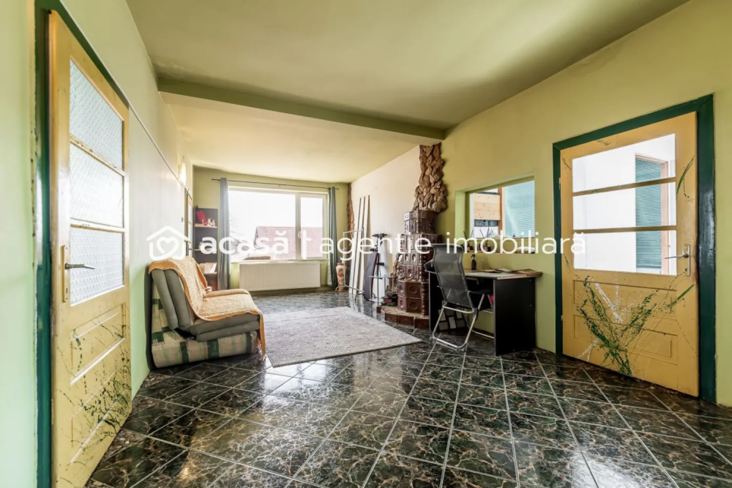 Apartament spatios cu potential enorm in Gradiste Comision 0% - Comision 0% Se oferă spre vânzare apartament intr-o cladire cu doar 2 apartamente, situat în cartierul Grădiște, într-o construcție solidă din cărămidă, cu regim de înălțime P+1+pod. Proprietatea este ideală pentru cei care își doresc spațiu, liniște și posibilitatea de personalizare. Apartamentul ocupă integral etajul 1 și podul, ambele fiind în proprietate exclusivă. Accesul este separat față de singurul vecin de la parter, existând doar doi proprietari în întreaga clădire. Suprafața utilă a apartamentului este de 100 mp (fara pod) și este compartimentată în 4 camere, bucătărie și baie. Podul este foarte înalt, dispune de ferestre spre stradă și poate fi amenajat cu ușurință ca spațiu de locuit, oferind un potențial excelent pentru extindere (mansardă, terasă, zonă de relaxare). Proprietatea beneficiază de acoperiș nou și centrală proprie pe gaz. În curte se regăsesc o anexă generoasă, curte proprie și grădină, oferind multiple posibilități de amenajare. Este o proprietate cu un potențial deosebit, perfectă pentru cineva cu viziune, putând fi transformată într-un spațiu modern, aerisit, cu suprafețe mari și chiar terase spectaculoase. 📞 Pentru detalii și programarea unei vizionări: Blaga Flavius – 0754467525 Consultant imobiliar acreditat APAIR (Asociația Profesională a Agenților Imobiliari din România) Nu dispui de toată suma? Te ajutăm noi gratuit! Îți obținem oferte de la 16 bănci. Ai o proprietate de vânzare în Arad și vrei să știi cât valorează cu adevărat? Birou: ACASĂ | Agenție imobiliară Arad Adresă: Bulevardul Decebal 2, Arad 310133 }}