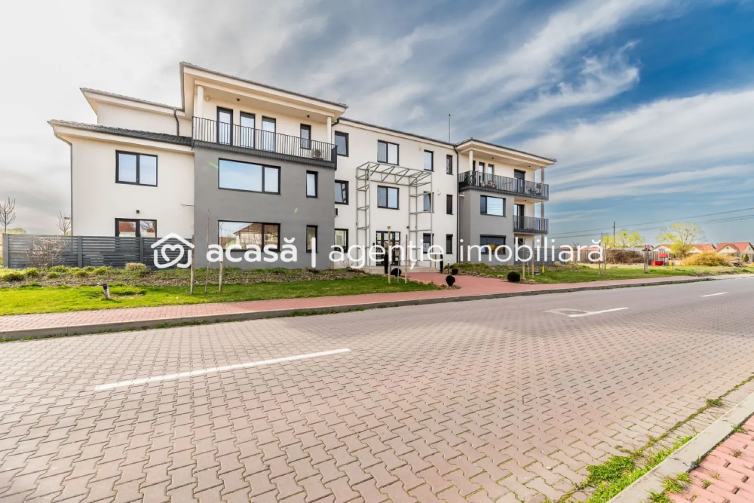 Apartament premium 3 camere | Westfield Arad | Spațiu generos - Comision 0% Vă propunem spre vânzare un apartament deosebit, situat în cartierul Westfield din Arad, într-un bloc nou construit în 2022, ideal pentru cei care caută confort, calitate și spațiu peste medie. Cu o suprafață utilă de 76 mp și un balcon impresionant de 12 mp, această proprietate oferă un stil de viață modern, aerisit și elegant. Apartamentul este compartimentat eficient și cuprinde hol de intrare, living spațios, bucătărie, 2 dormitoare și 2 băi, fiind excelent pentru o familie. Beneficiază de finisaje premium atent alese, parchet din lemn masiv, încălzire în pardoseală și centrală proprie pe gaz, oferind un nivel ridicat de confort. Situat la etajul 2, imobilul dispune și de loc de parcare inclus. 💥 Cel mai mare atu al acestei proprietăți este prețul extrem de competitiv, fiind greu de găsit o ofertă similară ca suprafață, calitate și finisaje în orice alt complex rezidențial din Arad. 📞 Pentru detalii și programarea unei vizionări: Blaga Flavius – 0754467525 Consultant imobiliar acreditat APAIR (Asociația Profesională a Agenților Imobiliari din România) Nu dispui de toată suma? Te ajutăm noi gratuit! Îți obținem oferte de la 16 bănci. Ai o proprietate de vânzare în Arad și vrei să știi cât valorează cu adevărat? Birou: ACASĂ | Agenție imobiliară Arad Adresă: Bulevardul Decebal 2, Arad 310133 }}