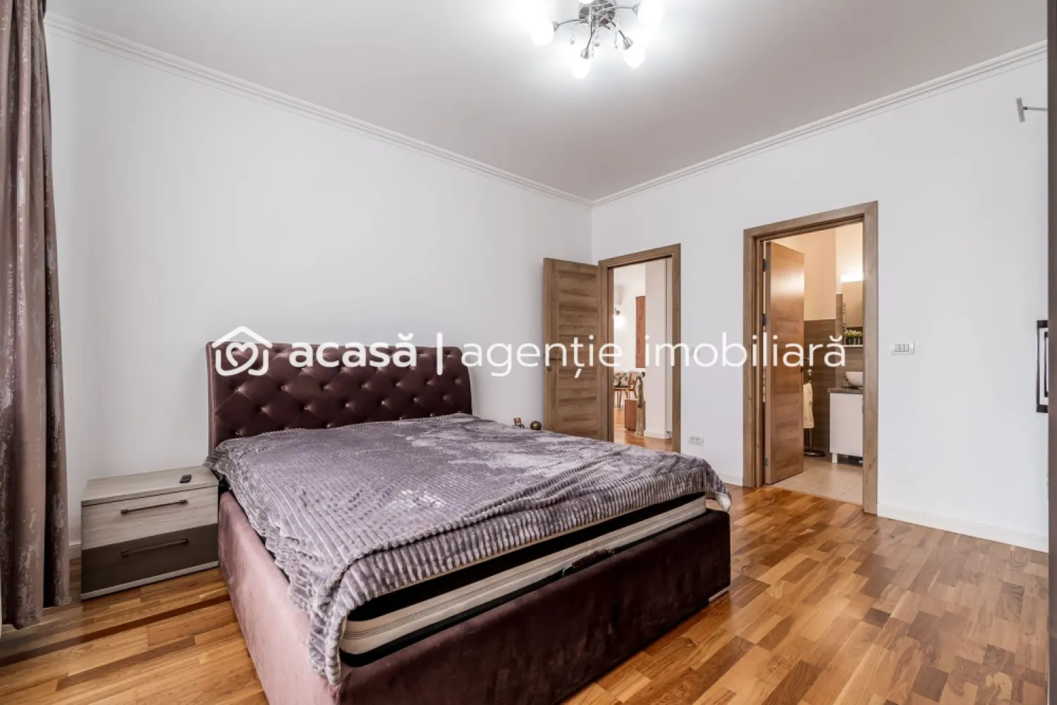 Apartament premium 3 camere | Westfield Arad | Spațiu generos - Comision 0% Vă propunem spre vânzare un apartament deosebit, situat în cartierul Westfield din Arad, într-un bloc nou construit în 2022, ideal pentru cei care caută confort, calitate și spațiu peste medie. Cu o suprafață utilă de 76 mp și un balcon impresionant de 12 mp, această proprietate oferă un stil de viață modern, aerisit și elegant. Apartamentul este compartimentat eficient și cuprinde hol de intrare, living spațios, bucătărie, 2 dormitoare și 2 băi, fiind excelent pentru o familie. Beneficiază de finisaje premium atent alese, parchet din lemn masiv, încălzire în pardoseală și centrală proprie pe gaz, oferind un nivel ridicat de confort. Situat la etajul 2, imobilul dispune și de loc de parcare inclus. 💥 Cel mai mare atu al acestei proprietăți este prețul extrem de competitiv, fiind greu de găsit o ofertă similară ca suprafață, calitate și finisaje în orice alt complex rezidențial din Arad. 📞 Pentru detalii și programarea unei vizionări: Blaga Flavius – 0754467525 Consultant imobiliar acreditat APAIR (Asociația Profesională a Agenților Imobiliari din România) Nu dispui de toată suma? Te ajutăm noi gratuit! Îți obținem oferte de la 16 bănci. Ai o proprietate de vânzare în Arad și vrei să știi cât valorează cu adevărat? Birou: ACASĂ | Agenție imobiliară Arad Adresă: Bulevardul Decebal 2, Arad 310133 }}