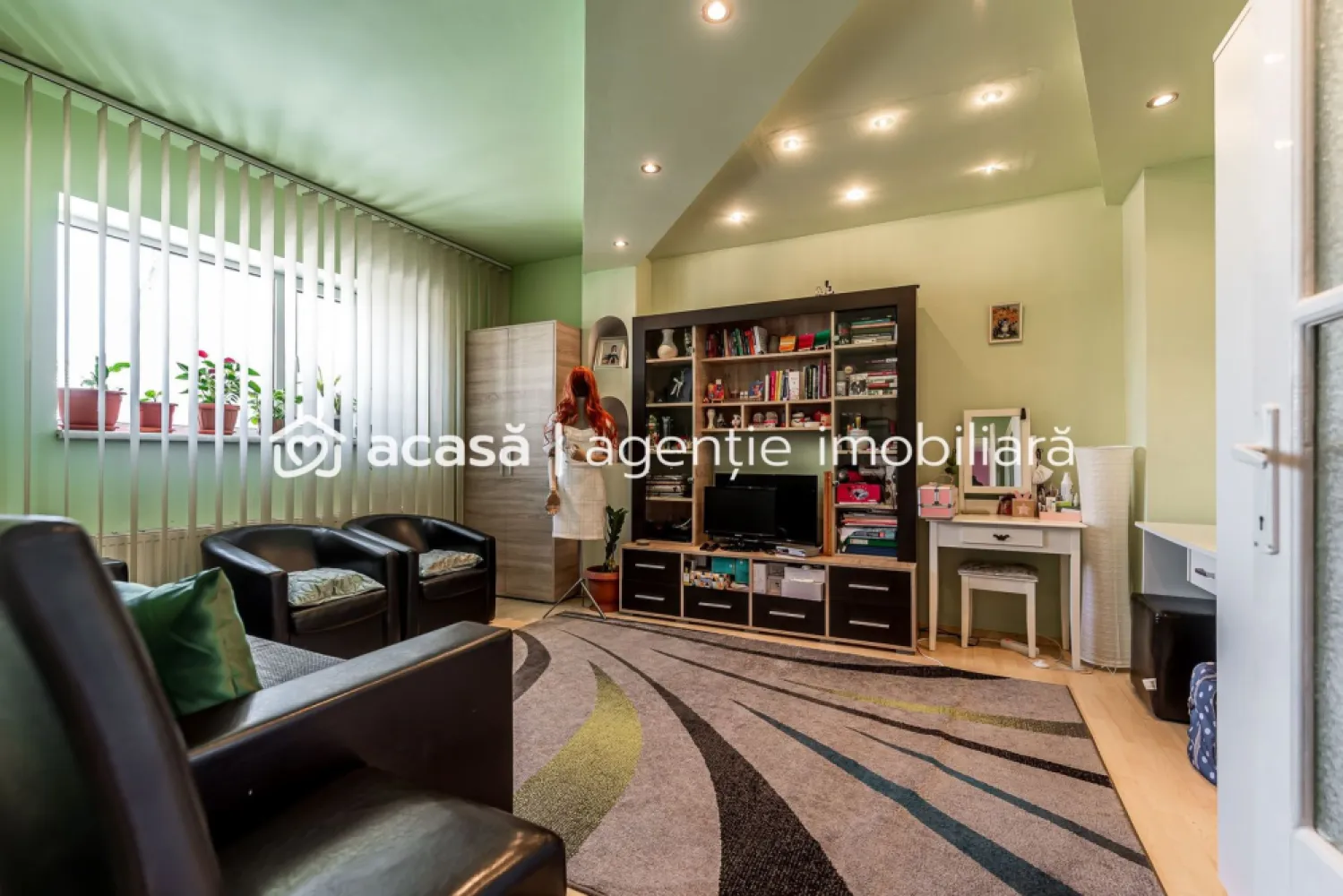 Casă spațioasă în mijlocul orasului, Str. Constantin Brâncuși - Comision 0% Vă prezentăm o proprietate cu poziționare excelentă, situată în mijlocul orașului, pe strada Constantin Brâncuși, în spatele magazinului Kaufland, într-o zonă cu acces rapid către principalele puncte de interes. Datorită amplasării și suprafeței generoase, imobilul oferă un potențial ridicat atât pentru locuință, cât și pentru activități profesionale sau comerciale. Casa a fost construită în anul 2001, din beton și BCA, și a beneficiat de lucrări de renovare în 2018, fiind bine întreținută și pregătită pentru diverse tipuri de utilizare. Caracteristici proprietate Regim de înălțime: Demisol + Parter + Etaj + Mansardă Suprafață construită la sol: 110 mp Teren: 415 mp Front stradal: 15 ml Dotări și utilități Centrală proprie pe gaz de mare capacitate Construcție solidă din beton și BCA Toate utilitățile disponibile: gaz, curent, apă, canalizare Spațiul generos și compartimentarea pe mai multe niveluri permit amenajarea proprietății în funcție de nevoi: locuință familială spațioasă, sediu de firmă, clinică, birouri, pensiune urbană sau alte activități. 📌 Notă: ultima imagine este cu titlu informativ și reprezintă o randare a potențialului de renovare a fațadei, pentru a evidenția posibilitățile de modernizare ale imobilului. 📞 Pentru detalii și programarea unei vizionări: Blaga Flavius – 0754467525 Consultant imobiliar acreditat APAIR (Asociația Profesională a Agenților Imobiliari din România) Nu dispui de toată suma? Te ajutăm noi gratuit! Îți obținem oferte de la 16 bănci. Ai o proprietate de vânzare în Arad și vrei să știi cât valorează cu adevărat? Birou: ACASĂ | Agenție imobiliară Arad Adresă: Bulevardul Decebal 2, Arad 310133 }}