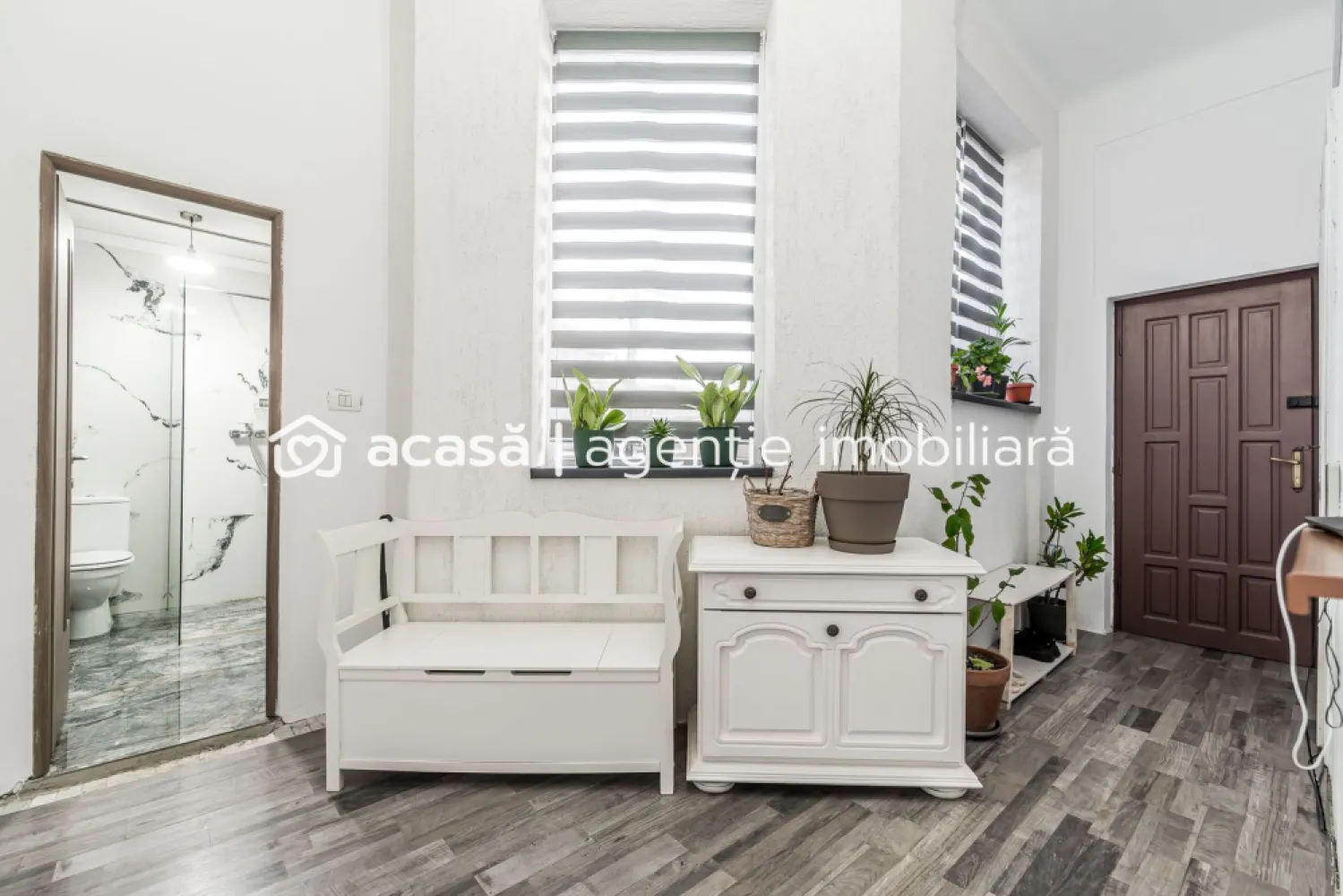 Casa la cheie in Gradiste, zona excelenta, teren 471 mp Comision 0 - Pret repozitionat Comision 0% Va propunem spre vanzare o casa solida, din caramida, situata in cel mai bine cotat cartier – Gradiste, in imediata apropiere a arterei principale Petru Rares, dar in acelasi timp ferita de trafic si zgomot. Proprietatea este amplasata pe un teren de 471 mp, avand o suprafata construita de 162 mp, si beneficiaza de toate utilitatile: gaz, curent, apa, canalizare. Casa este eficienta energetic si bine echipata si izolata, dispunand de: panouri fotovoltaice de 6 kW centrala proprie pe gaz centrala pe lemne, oferind posibilitatea de a alege sursa de incalzire in functie de preferinte Compartimentare: 2 dormitoare, sufragerie, hol, baie Separat: bucatarie, baie, camara, camera tehnica, pivnita Zona este ideala pentru locuit, oferind liniste, acces rapid catre punctele de interes si un cadru rezidential de calitate. 📞 Pentru detalii și programarea unei vizionări: Blaga Flavius – 0754467525 Consultant imobiliar acreditat APAIR (Asociația Profesională a Agenților Imobiliari din România) Nu dispui de toată suma? Te ajutăm noi gratuit! Îți obținem oferte de la 16 bănci. Ai o proprietate de vânzare în Arad și vrei să știi cât valorează cu adevărat? Birou: ACASĂ | Agenție imobiliară Arad Adresă: Bulevardul Decebal 2, Arad 310133 }}