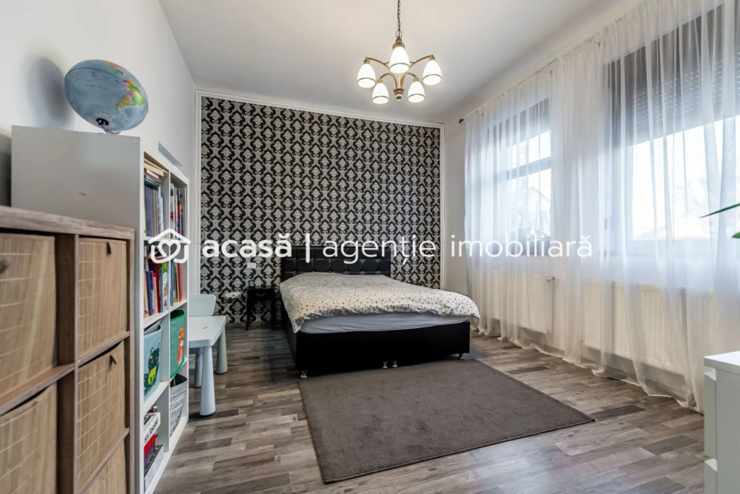 Casa la cheie in Gradiste, zona excelenta, teren 471 mp Comision 0 - Pret repozitionat Comision 0% Va propunem spre vanzare o casa solida, din caramida, situata in cel mai bine cotat cartier – Gradiste, in imediata apropiere a arterei principale Petru Rares, dar in acelasi timp ferita de trafic si zgomot. Proprietatea este amplasata pe un teren de 471 mp, avand o suprafata construita de 162 mp, si beneficiaza de toate utilitatile: gaz, curent, apa, canalizare. Casa este eficienta energetic si bine echipata si izolata, dispunand de: panouri fotovoltaice de 6 kW centrala proprie pe gaz centrala pe lemne, oferind posibilitatea de a alege sursa de incalzire in functie de preferinte Compartimentare: 2 dormitoare, sufragerie, hol, baie Separat: bucatarie, baie, camara, camera tehnica, pivnita Zona este ideala pentru locuit, oferind liniste, acces rapid catre punctele de interes si un cadru rezidential de calitate. 📞 Pentru detalii și programarea unei vizionări: Blaga Flavius – 0754467525 Consultant imobiliar acreditat APAIR (Asociația Profesională a Agenților Imobiliari din România) Nu dispui de toată suma? Te ajutăm noi gratuit! Îți obținem oferte de la 16 bănci. Ai o proprietate de vânzare în Arad și vrei să știi cât valorează cu adevărat? Birou: ACASĂ | Agenție imobiliară Arad Adresă: Bulevardul Decebal 2, Arad 310133 }}