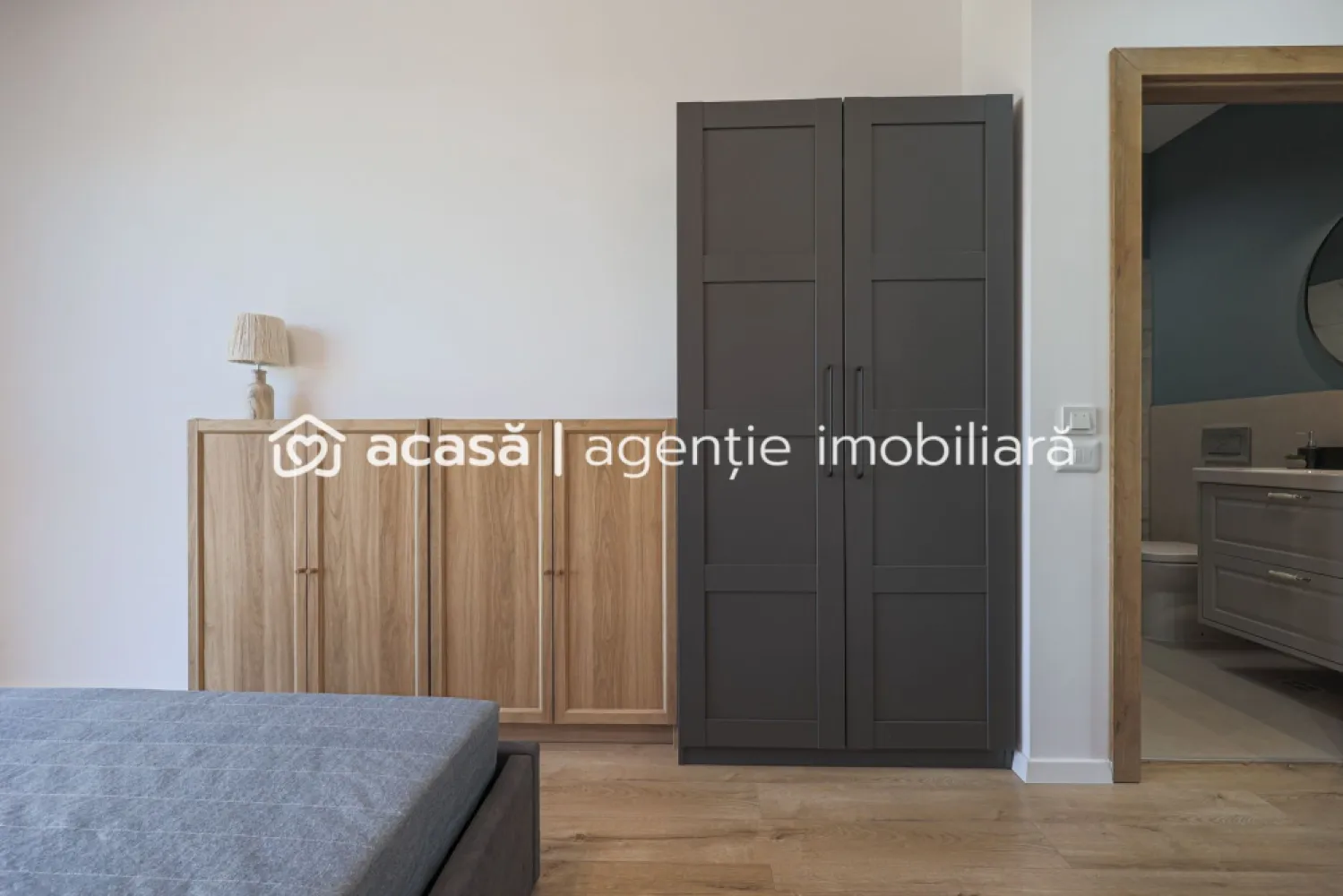 Unic pe piata Apartament ARED cu 3 camere si 2 bai la cheie Comision 0 - Comision 0 Vă propun spre vânzare singurul apartament cu 3 camere și 2 băi, complet finisat la cheie și disponibil cu predare imediată în cadrul complexului rezidențial ARED – o oportunitate rară pentru cei care își doresc o locuință modernă, fără timp de așteptare. Situat la etajul 5, apartamentul a fost predat catre proprietar anul trecut si oferă 63 mp utili, fiind compartimentat eficient pentru confortul unei familii sau pentru o investiție sigură. Compartimentare Living spațios cu bucătărie open-space 2 dormitoare 2 băi Balcon de 6 mp cu vedere panoramică superbă Avantaje Predare imediată Complet finisat, mobilat și utilat – la cheie Loc de parcare privat inclus Spații luminoase și compartimentare modernă Apartamentul este ideal pentru cei care își doresc confort, poziționare într-un complex modern și posibilitatea de a se muta imediat, fără alte investiții sau lucrări suplimentare. 📞 Pentru detalii și programarea unei vizionări: Blaga Flavius – 0754467525 Consultant imobiliar acreditat APAIR (Asociația Profesională a Agenților Imobiliari din România) Nu dispui de toată suma? Te ajutăm noi gratuit! Îți obținem oferte de la 16 bănci. Ai o proprietate de vânzare în Arad și vrei să știi cât valorează cu adevărat? Birou: ACASĂ | Agenție imobiliară Arad Adresă: Bulevardul Decebal 2, Arad 310133 }}