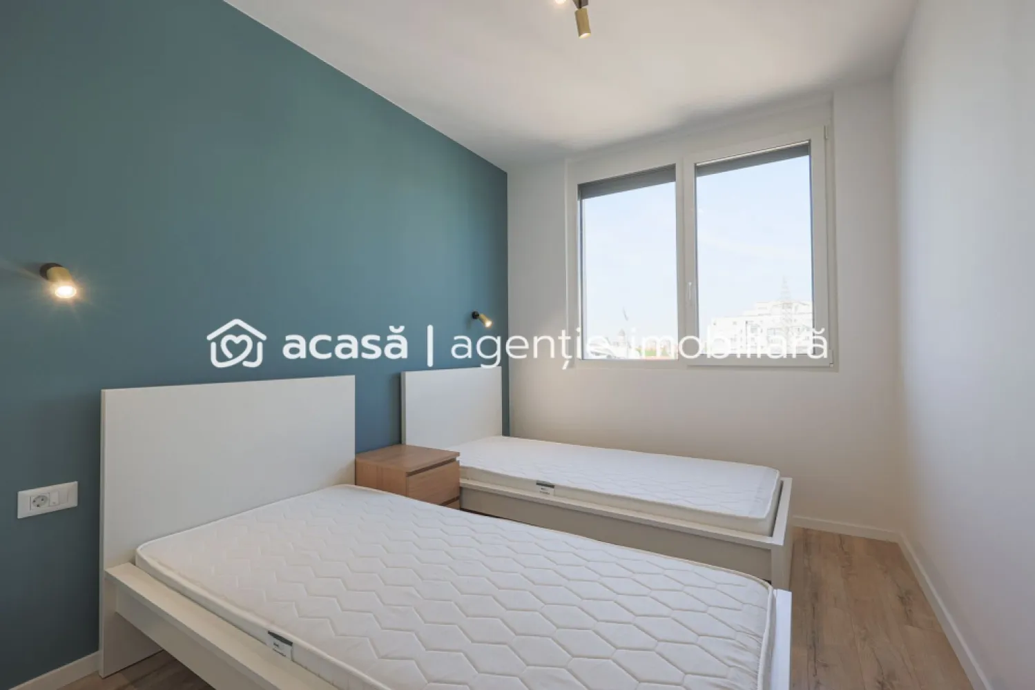 Unic pe piata Apartament ARED cu 3 camere si 2 bai la cheie Comision 0 - Comision 0 Vă propun spre vânzare singurul apartament cu 3 camere și 2 băi, complet finisat la cheie și disponibil cu predare imediată în cadrul complexului rezidențial ARED – o oportunitate rară pentru cei care își doresc o locuință modernă, fără timp de așteptare. Situat la etajul 5, apartamentul a fost predat catre proprietar anul trecut si oferă 63 mp utili, fiind compartimentat eficient pentru confortul unei familii sau pentru o investiție sigură. Compartimentare Living spațios cu bucătărie open-space 2 dormitoare 2 băi Balcon de 6 mp cu vedere panoramică superbă Avantaje Predare imediată Complet finisat, mobilat și utilat – la cheie Loc de parcare privat inclus Spații luminoase și compartimentare modernă Apartamentul este ideal pentru cei care își doresc confort, poziționare într-un complex modern și posibilitatea de a se muta imediat, fără alte investiții sau lucrări suplimentare. 📞 Pentru detalii și programarea unei vizionări: Blaga Flavius – 0754467525 Consultant imobiliar acreditat APAIR (Asociația Profesională a Agenților Imobiliari din România) Nu dispui de toată suma? Te ajutăm noi gratuit! Îți obținem oferte de la 16 bănci. Ai o proprietate de vânzare în Arad și vrei să știi cât valorează cu adevărat? Birou: ACASĂ | Agenție imobiliară Arad Adresă: Bulevardul Decebal 2, Arad 310133 }}