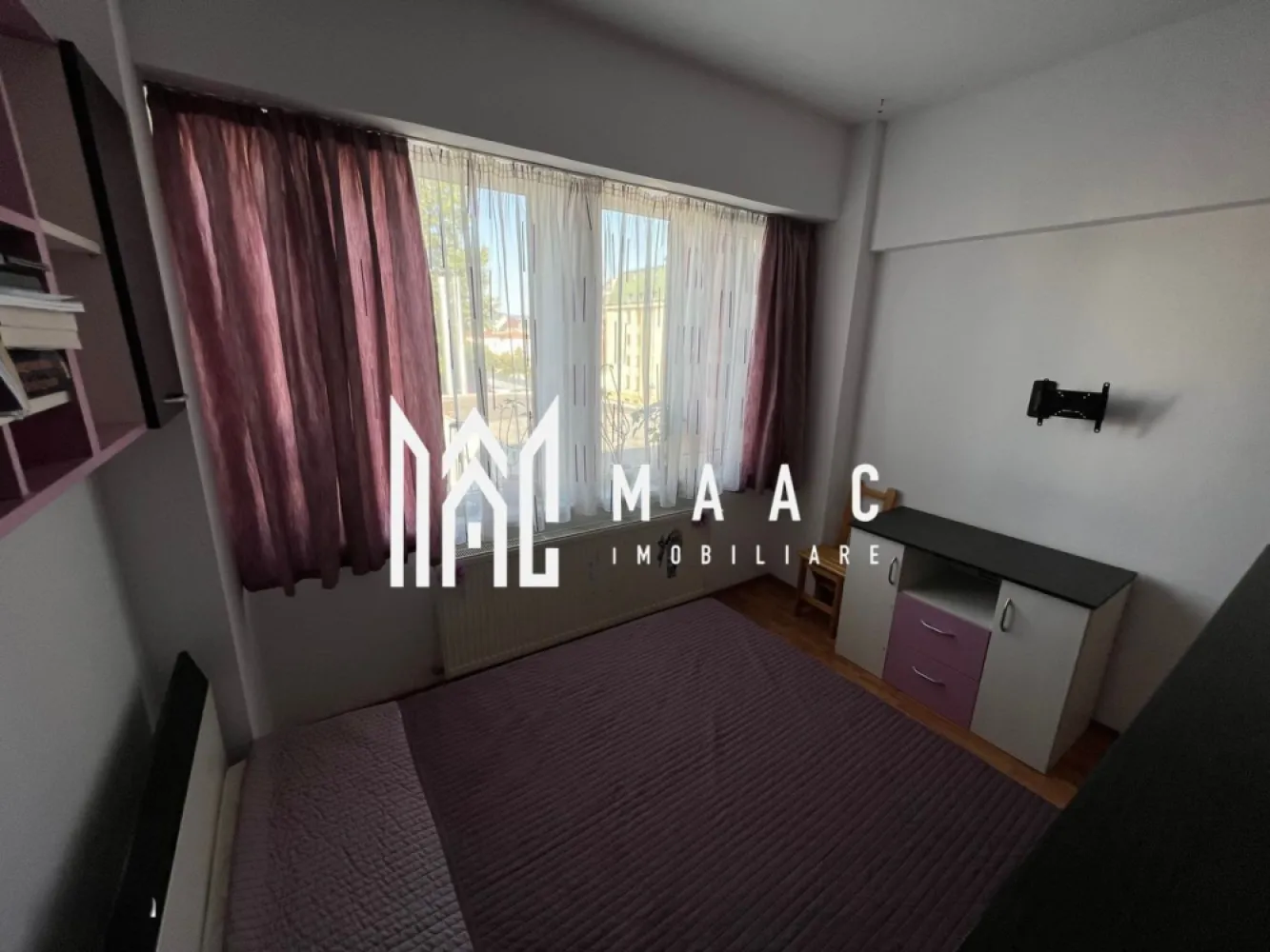 Apartament cu o camera | 45 MPU | Facultatea de Medicina - MAAC Imobiliare propune spre închiriere un apartament decomandat, cu o cameră, având o suprafață totală de 45 m², situat în zona centrală, în imediata apropiere a Facultății de Medicină, Spitalului Județean și Sălii Thalia. Apartamentul este mobilat și utilat complet, dispunând de toate electrocasnicele necesare pentru un confort deplin: mașină de spălat vase, mașină de spălat rufe, uscător de rufe, frigider, cuptor electric, cuptor cu microunde, plită pe gaz, TV și espressor de cafea. Locuința a fost recent zugrăvită și oferă un spațiu bine compartimentat, compus din: bucătărie spațioasă, hol, cămară, debara, baie cu cadă și dormitor generos. De asemenea, locatarii au acces la uscătoria comună aflată pe nivelul etajului, iar blocul este dotat cu lift. O locație excelentă, ideală pentru studenți, medici rezidenți sau persoane care își doresc confort și acces facil către punctele de interes din centrul orașului. Pentru mai multe detalii va rugam specificati telefonic ID: CP2810251 }}