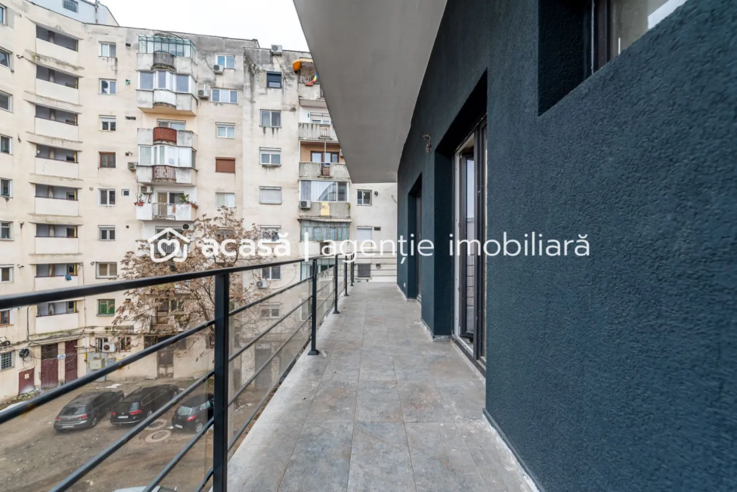 Apartament in bloc nou la INTIM etaj 2 cu loc de parcare Comision 0 - Comision 0% Preț repoziționat Se oferă spre vânzare apartament cu 1 dormitor, situat într-un bloc nou construit, în zona Intim, la etajul 2, într-un imobil modern, cu lift. Apartamentul este bine compartimentat și luminos, având: living cu bucătărie open space dormitor baie balcon foarte spațios Incalzirea este in pardoseala si se face cu centrala proprie pe gaz. Un mare avantaj îl reprezintă locul de parcare inclus, aspect important în zonă. Deși imobilul se află în apropierea unei intersecții foarte circulate, apartamentul este retras față de trafic, oferind liniște și intimitate, fiind ideal atât pentru locuit, cât și pentru investiție. 📍 Zonă bine conectată 🚗 Loc de parcare inclus 📈 Investiție excelentă pentru închiriere 📞 Pentru detalii și programarea unei vizionări: Blaga Flavius – 0754467525 Consultant imobiliar acreditat APAIR (Asociația Profesională a Agenților Imobiliari din România) Nu dispui de toată suma? Te ajutăm noi gratuit! Îți obținem oferte de la 16 bănci. Ai o proprietate de vânzare în Arad și vrei să știi cât valorează cu adevărat? Birou: ACASĂ | Agenție imobiliară Arad Adresă: Bulevardul Decebal 2, Arad 310133 }}