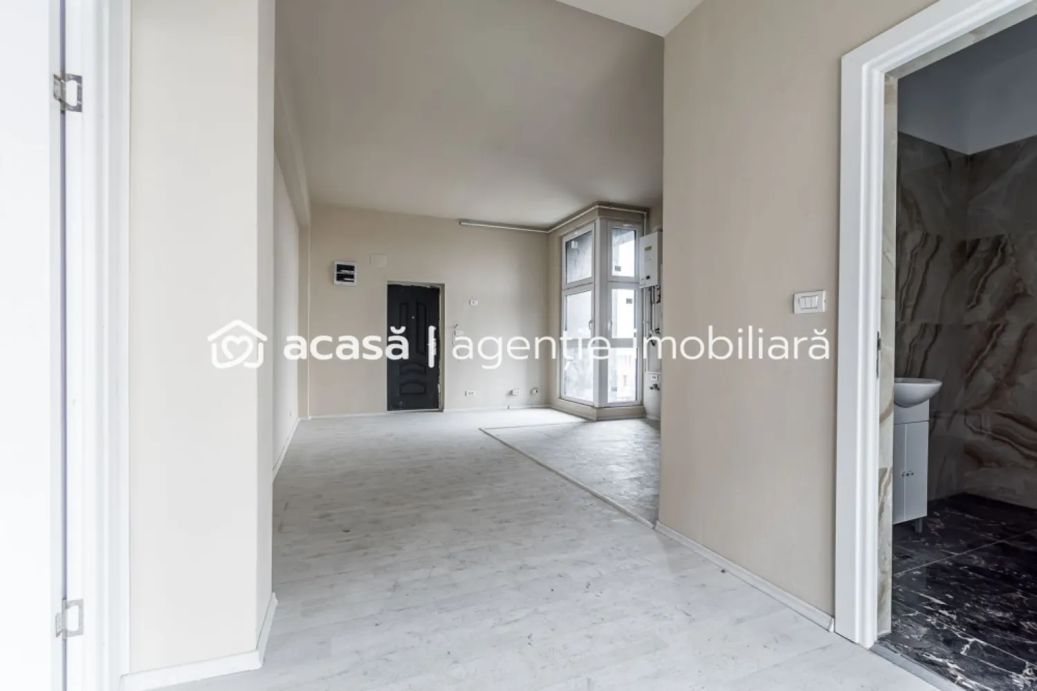 Apartament in bloc nou la INTIM etaj 2 cu loc de parcare Comision 0 - Comision 0% Preț repoziționat Se oferă spre vânzare apartament cu 1 dormitor, situat într-un bloc nou construit, în zona Intim, la etajul 2, într-un imobil modern, cu lift. Apartamentul este bine compartimentat și luminos, având: living cu bucătărie open space dormitor baie balcon foarte spațios Incalzirea este in pardoseala si se face cu centrala proprie pe gaz. Un mare avantaj îl reprezintă locul de parcare inclus, aspect important în zonă. Deși imobilul se află în apropierea unei intersecții foarte circulate, apartamentul este retras față de trafic, oferind liniște și intimitate, fiind ideal atât pentru locuit, cât și pentru investiție. 📍 Zonă bine conectată 🚗 Loc de parcare inclus 📈 Investiție excelentă pentru închiriere 📞 Pentru detalii și programarea unei vizionări: Blaga Flavius – 0754467525 Consultant imobiliar acreditat APAIR (Asociația Profesională a Agenților Imobiliari din România) Nu dispui de toată suma? Te ajutăm noi gratuit! Îți obținem oferte de la 16 bănci. Ai o proprietate de vânzare în Arad și vrei să știi cât valorează cu adevărat? Birou: ACASĂ | Agenție imobiliară Arad Adresă: Bulevardul Decebal 2, Arad 310133 }}