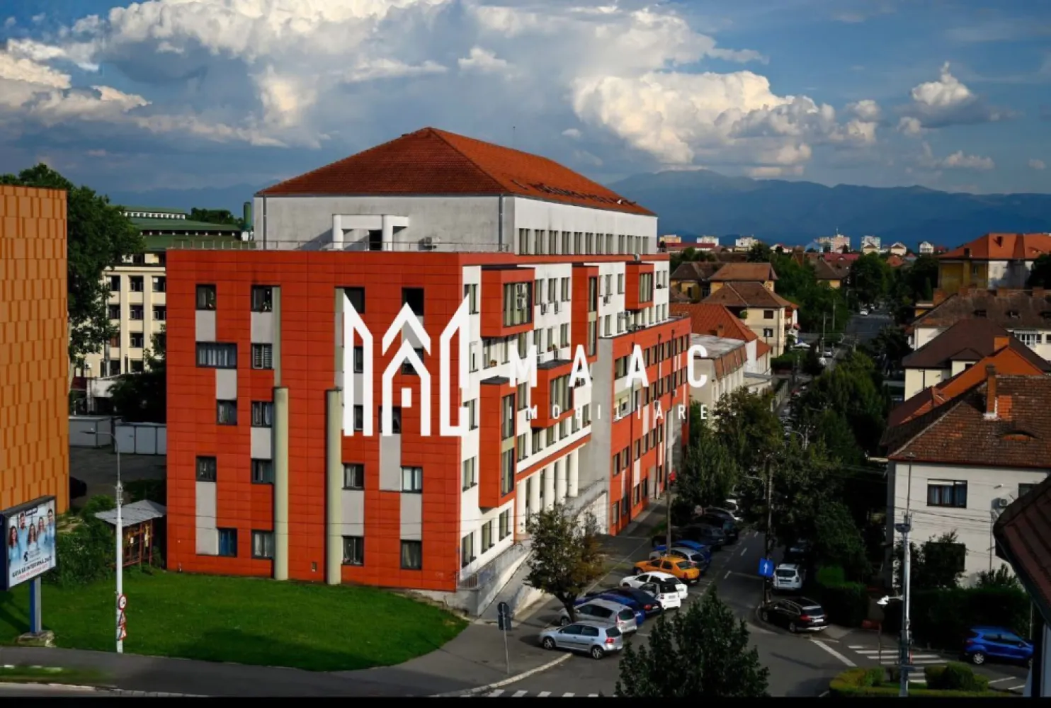 Apartament cu o camera | 45 MPU | Facultatea de Medicina - MAAC Imobiliare propune spre închiriere un apartament decomandat, cu o cameră, având o suprafață totală de 45 m², situat în zona centrală, în imediata apropiere a Facultății de Medicină, Spitalului Județean și Sălii Thalia. Apartamentul este mobilat și utilat complet, dispunând de toate electrocasnicele necesare pentru un confort deplin: mașină de spălat vase, mașină de spălat rufe, uscător de rufe, frigider, cuptor electric, cuptor cu microunde, plită pe gaz, TV și espressor de cafea. Locuința a fost recent zugrăvită și oferă un spațiu bine compartimentat, compus din: bucătărie spațioasă, hol, cămară, debara, baie cu cadă și dormitor generos. De asemenea, locatarii au acces la uscătoria comună aflată pe nivelul etajului, iar blocul este dotat cu lift. O locație excelentă, ideală pentru studenți, medici rezidenți sau persoane care își doresc confort și acces facil către punctele de interes din centrul orașului. Pentru mai multe detalii va rugam specificati telefonic ID: CP2810251 }}