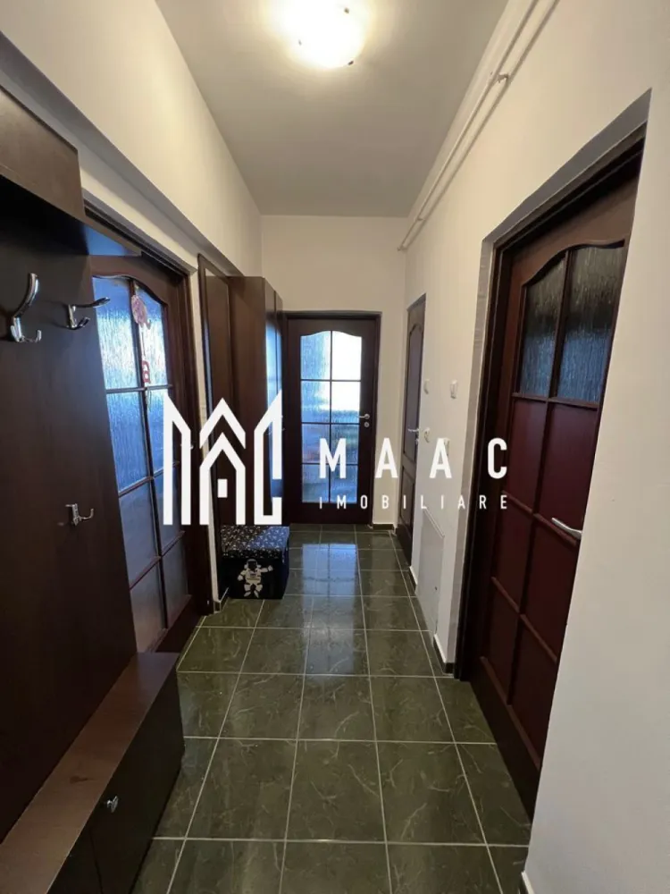 Apartament cu o camera | 45 MPU | Facultatea de Medicina - MAAC Imobiliare propune spre închiriere un apartament decomandat, cu o cameră, având o suprafață totală de 45 m², situat în zona centrală, în imediata apropiere a Facultății de Medicină, Spitalului Județean și Sălii Thalia. Apartamentul este mobilat și utilat complet, dispunând de toate electrocasnicele necesare pentru un confort deplin: mașină de spălat vase, mașină de spălat rufe, uscător de rufe, frigider, cuptor electric, cuptor cu microunde, plită pe gaz, TV și espressor de cafea. Locuința a fost recent zugrăvită și oferă un spațiu bine compartimentat, compus din: bucătărie spațioasă, hol, cămară, debara, baie cu cadă și dormitor generos. De asemenea, locatarii au acces la uscătoria comună aflată pe nivelul etajului, iar blocul este dotat cu lift. O locație excelentă, ideală pentru studenți, medici rezidenți sau persoane care își doresc confort și acces facil către punctele de interes din centrul orașului. Pentru mai multe detalii va rugam specificati telefonic ID: CP2810251 }}