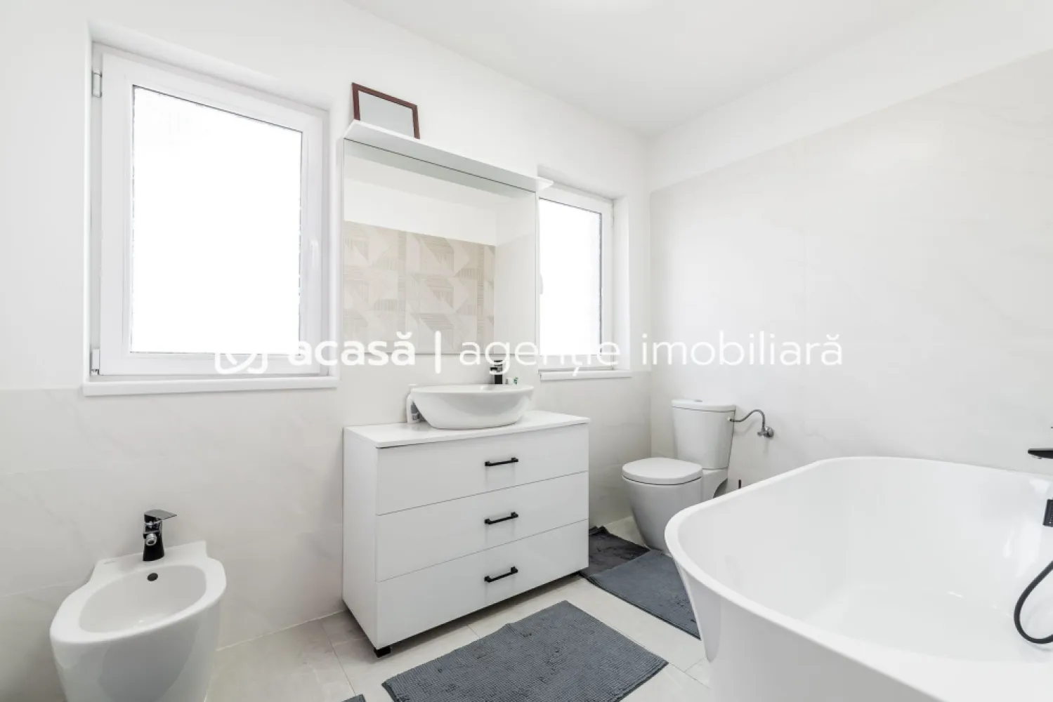 Doua case de vanzare la pret de una in Vladimirescu cartierul Florilor - Comision 0% O oportunitate rară în Cartierul Florilor! Se vinde întreaga construcție (ambele unități ale duplexului), ideală pentru două familii, investiție sau pentru cei care își doresc o locuință foarte spațioasă, prin unirea celor două case. Suprafață construită desfășurată: 137 mp / fiecare unitate Total suprafață construită: 274 mp Teren: 491 mp Proprietate împrejmuită cu gard zidit Fiecare casă este compartimentată astfel: Parter: living si bucatarie inchisa + baie Etaj: 3 dormitoare + baie Centrală proprie pe gaz & branșament separat pentru fiecare unitate ✅ Avantaj major Partea dreaptă este complet finalizată și locuibilă imediat Partea stângă este semifinisată, oferindu-vă posibilitatea să o personalizați după propriul gust (parchet, gresie, uși interior, mobilier, culori pereți etc.) 🌿 Exterior & utilități Terasă acoperită Fundație pregătită în curte pentru bucătărie de vară sau anexă, cu toate utilitățile deja trase Toate utilitățile disponibile: gaz, curent, apă, canalizare Stradă asfaltată Zonă liniștită, ideală pentru familie O proprietate versatilă, cu potențial excelent atât pentru locuire cât și pentru investiție, deoarece zona se dezvolta de la o zi la alta. 📞 Pentru detalii și programarea unei vizionări: Blaga Flavius – 0754467525 Consultant imobiliar acreditat APAIR (Asociația Profesională a Agenților Imobiliari din România) Nu dispui de toată suma? Te ajutăm noi gratuit! Îți obținem oferte de la 16 bănci. Ai o proprietate de vânzare în Arad și vrei să știi cât valorează cu adevărat? Birou: ACASĂ | Agenție imobiliară Arad Adresă: Bulevardul Decebal 2, Arad 310133 }}