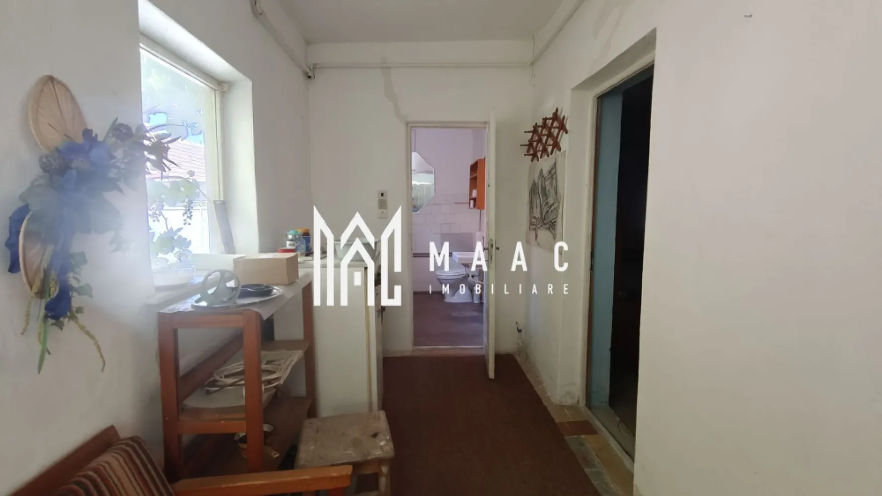 Casă individuală I 2 corpuri I Garaj I Grădină I Mediaș - MAAC Imobiliare vă propune o casă singur în curte, pe o stradă liniștită din Mediaș, la 14 minute de mers pe jos de centru, amplasată pe un teren de 360 mp și compusă din două corpuri: o casă veche locuibilă și o casă nouă cu structură finalizată, de finisat după preferințe.

Casa veche — 70 mp
Compartimentare: 3 camere, bucătărie, cămară, antreu, baie.
Stare: locuibilă, parțial mobilată.

Modernizări:
baie modernizată (chiuvetă, WC, baterii, cazan, țevi de cupru aparente);
ferestre termopan în antreu; 5 uși înlocuite cu modele noi;
instalație electrică modernizată, cu panou nou de siguranțe.
Încălzire: două sobe mari de teracotă, reconstruite, cu 8 fumuri.

Casa nouă — 98,77 mp total
Parter (54,77 mp): bucătărie 19,69 mp, cămară, garaj 22,67 mp, acces la pivniță.
Mansardă (44 mp): 3 camere decomandate din hol + WC de serviciu.
Pivniță (12,89 mp): pereți din piatră de cuarț, potrivită pentru depozitare sau adăpost.
Acoperiș: refăcut în 2006 (consolidare, astereală completă, țiglă nouă).
Stadiu: construcția a fost oprită după structură și acoperiș; finisajele și termoizolația rămân la alegerea viitorului proprietar.

Exterior și anexe
Curte pavată cu zonă pentru terasă, spațiu pentru grătar și petreceri în aer liber.
Grădină îngrijită, însorită, cu viță de vie și pomi.
Magazie utilă pentru depozitare.
Utilități: apa pluvială din curte este racordată la canalizare.

Documente și disponibilitate
Certificat de performanță energetică emis la 12.07.2024.
Proprietate liberă, cu ocupare imediată după finalizarea vânzării.
Vizionări: proprietatea este deschisă clienților interesați.

De ce merită văzută
Două corpuri pe același teren: locuiești imediat în casa veche și îți finisezi casa nouă după gust și buget.
Liniște, curte proprie și grădină însorită, la distanță pietonală de centru.

Îți dorești liniște aproape de centru și libertatea de a-ți personaliza locuința? Programează o vizionare, specificând ID CP2664831.