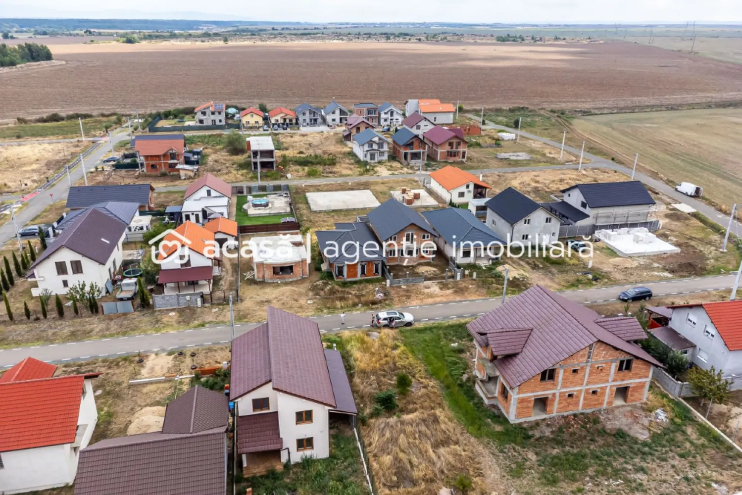 Casă nefinisata la sol in Fântânele, cartier nou Comsion 0 - Vă oferim spre vânzare o oportunitate excelentă în apropiere de Arad – o casă la sol situată în Fântânele, la doar 15 minute de Primăria Arad, într-un cartier nou, liniștit și cu potențial ridicat. Proprietatea are o suprafață construită de 104 mp și este în stadiu de roșu, acoperită și cu ferestre premium deja montate. Casa este intabulată, iar terenul este în folosință de la Primărie, cu posibilitatea de achiziție ulterioară. Compartimentarea este practică și modernă: Living spațios cu bucătărie open space; 3 dormitoare; O baie ✨ Avantaje majore: Casă la sol într-un cartier nou; Intabulată și cu acte în regulă; Posibilitate de personalizare după bunul plac; Ferestre de cea mai bună calitate deja montate; Prețul cerut reflectă exact costul real al unei construcții până în acest stadiu – ceea ce înseamnă că sari peste etapele stresante ale construcției și te bucuri doar de amenajarea și personalizarea casei tale. ➡️ Este alegerea ideală pentru cei care își doresc o casă nouă, modernă, fără bătăile de cap ale construcției de la zero. 📞 Pentru detalii și programarea unei vizionări: Blaga Flavius – 0754467525 Consultant imobiliar acreditat APAIR (Asociația Profesională a Agenților Imobiliari din România) Nu dispui de toată suma? Te ajutăm noi gratuit! Îți obținem oferte de la 16 bănci. Ai o proprietate de vânzare în Arad și vrei să știi cât valorează cu adevărat? Birou: ACASĂ | Agenție imobiliară Arad Adresă: Bulevardul Decebal 2, Arad 310133 }}