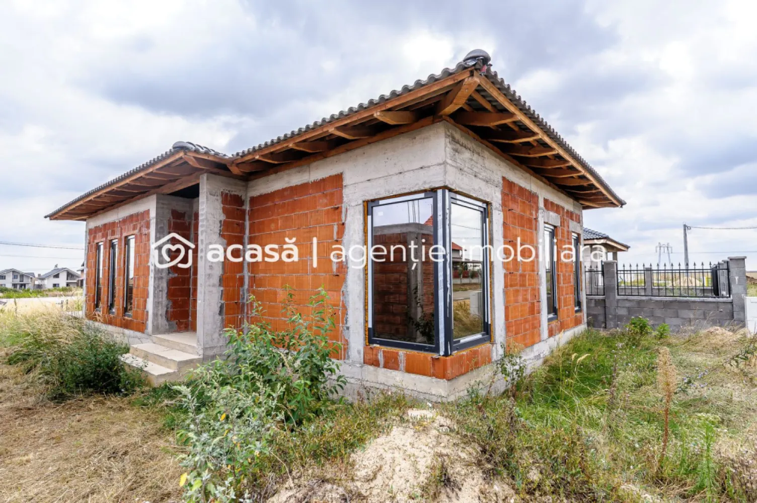 Casă nefinisata la sol in Fântânele, cartier nou Comsion 0 - Vă oferim spre vânzare o oportunitate excelentă în apropiere de Arad – o casă la sol situată în Fântânele, la doar 15 minute de Primăria Arad, într-un cartier nou, liniștit și cu potențial ridicat. Proprietatea are o suprafață construită de 104 mp și este în stadiu de roșu, acoperită și cu ferestre premium deja montate. Casa este intabulată, iar terenul este în folosință de la Primărie, cu posibilitatea de achiziție ulterioară. Compartimentarea este practică și modernă: Living spațios cu bucătărie open space; 3 dormitoare; O baie ✨ Avantaje majore: Casă la sol într-un cartier nou; Intabulată și cu acte în regulă; Posibilitate de personalizare după bunul plac; Ferestre de cea mai bună calitate deja montate; Prețul cerut reflectă exact costul real al unei construcții până în acest stadiu – ceea ce înseamnă că sari peste etapele stresante ale construcției și te bucuri doar de amenajarea și personalizarea casei tale. ➡️ Este alegerea ideală pentru cei care își doresc o casă nouă, modernă, fără bătăile de cap ale construcției de la zero. 📞 Pentru detalii și programarea unei vizionări: Blaga Flavius – 0754467525 Consultant imobiliar acreditat APAIR (Asociația Profesională a Agenților Imobiliari din România) Nu dispui de toată suma? Te ajutăm noi gratuit! Îți obținem oferte de la 16 bănci. Ai o proprietate de vânzare în Arad și vrei să știi cât valorează cu adevărat? Birou: ACASĂ | Agenție imobiliară Arad Adresă: Bulevardul Decebal 2, Arad 310133 }}