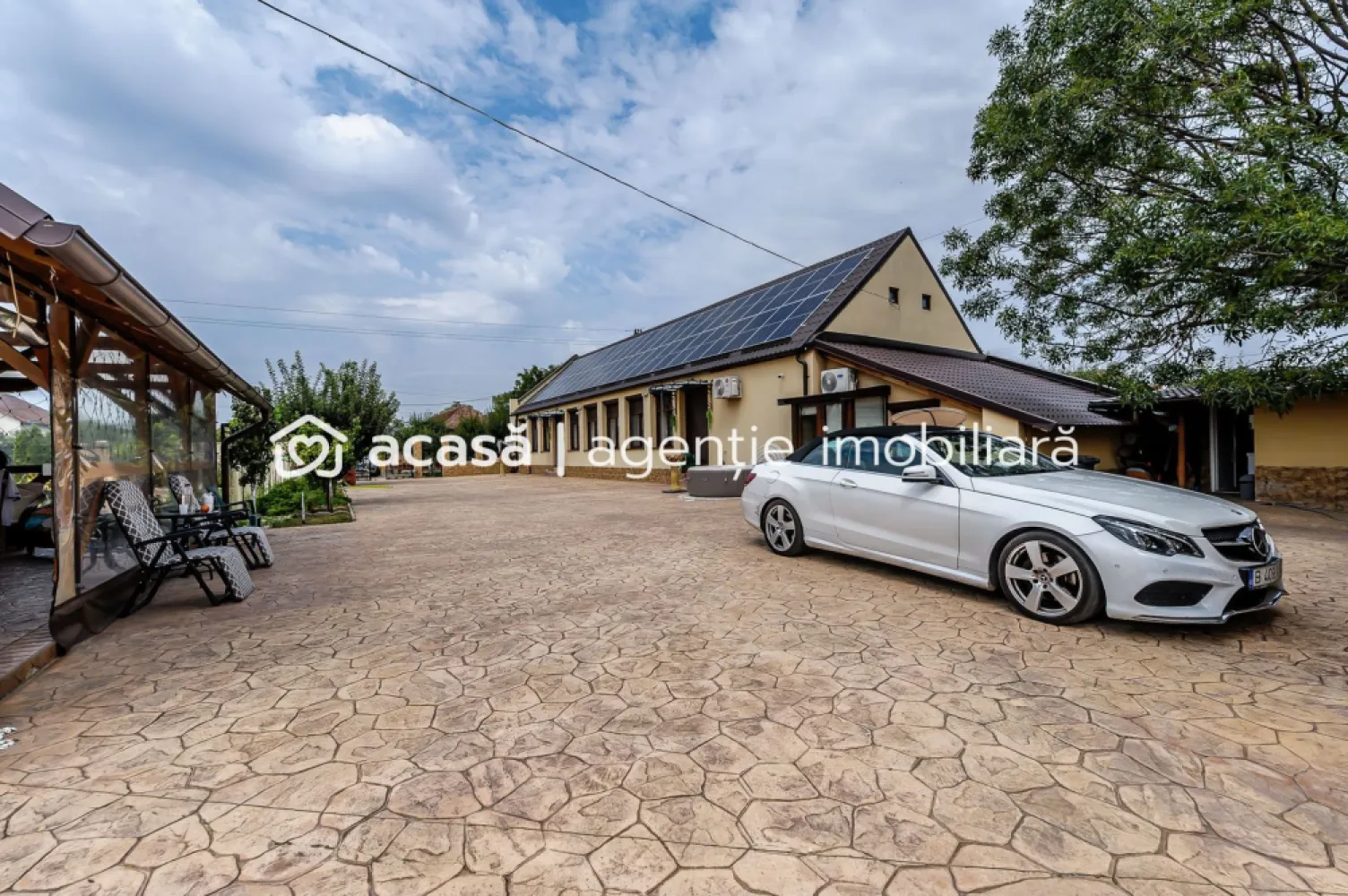 Proprietate de vis cu teren 2.880 mp și facilități PREMIUM Comision 0 - Comision 0% Vă prezentăm spre vânzare un domeniu deosebit, cu o suprafață generoasă de 2.880 mp, ce îmbină armonios confortul modern cu frumusețea naturii. 🏡 Casa veche complet renovată – consolidată prin subzidire, cu planșeu de beton la acoperiș, izolații eficiente și dotată cu panouri fotovoltaice de 20 kW, care asigură independența energetică. Proprietatea se vinde mobilată și utilată, conform fotografiilor. ✨ Facilități exterioare premium: • Piscină supraterană – ideală pentru relaxare în sezonul cald • Teren multifuncțional (tenis, fotbal, volei) – acoperit cu plasă și prevăzut cu nocturnă • Foișor, bucătărie de vară și zonă de duș exterior – perfecte pentru petreceri și seri de vară • Sistem electronic de irigație pe întreaga suprafață • Spații de depozitare și garaj dublu • Livezi cu numeroși pomi fructiferi Această proprietate reprezintă un refugiu ideal pentru familie sau o investiție, retreat sau casă de vacanță exclusivistă. 📍 Locație: Secusigiu – zonă liniștită, cu acces facil către Arad. 📞 Pentru detalii și programarea unei vizionări: Blaga Flavius – 0754467525 Consultant imobiliar acreditat APAIR (Asociația Profesională a Agenților Imobiliari din România) Nu dispui de toată suma? Te ajutăm noi gratuit! Îți obținem oferte de la 16 bănci. Ai o proprietate de vânzare în Arad și vrei să știi cât valorează cu adevărat? Birou: ACASĂ | Agenție imobiliară Arad Adresă: Bulevardul Decebal 2, Arad 310133 }}