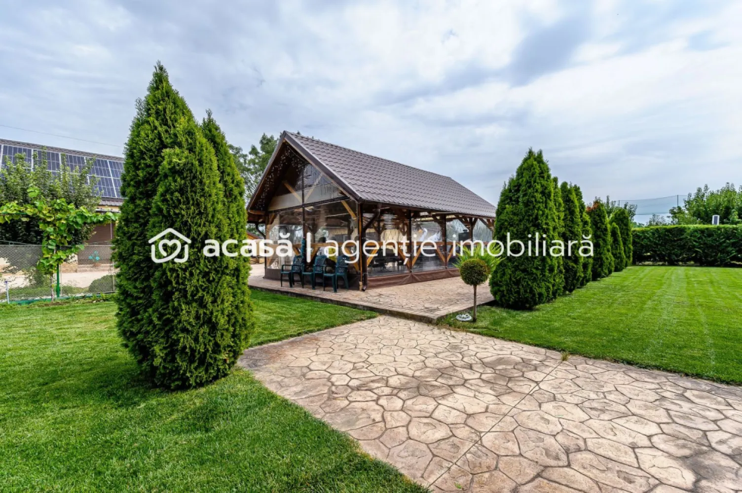 Proprietate de vis cu teren 2.880 mp și facilități PREMIUM Comision 0 - Comision 0% Vă prezentăm spre vânzare un domeniu deosebit, cu o suprafață generoasă de 2.880 mp, ce îmbină armonios confortul modern cu frumusețea naturii. 🏡 Casa veche complet renovată – consolidată prin subzidire, cu planșeu de beton la acoperiș, izolații eficiente și dotată cu panouri fotovoltaice de 20 kW, care asigură independența energetică. Proprietatea se vinde mobilată și utilată, conform fotografiilor. ✨ Facilități exterioare premium: • Piscină supraterană – ideală pentru relaxare în sezonul cald • Teren multifuncțional (tenis, fotbal, volei) – acoperit cu plasă și prevăzut cu nocturnă • Foișor, bucătărie de vară și zonă de duș exterior – perfecte pentru petreceri și seri de vară • Sistem electronic de irigație pe întreaga suprafață • Spații de depozitare și garaj dublu • Livezi cu numeroși pomi fructiferi Această proprietate reprezintă un refugiu ideal pentru familie sau o investiție, retreat sau casă de vacanță exclusivistă. 📍 Locație: Secusigiu – zonă liniștită, cu acces facil către Arad. 📞 Pentru detalii și programarea unei vizionări: Blaga Flavius – 0754467525 Consultant imobiliar acreditat APAIR (Asociația Profesională a Agenților Imobiliari din România) Nu dispui de toată suma? Te ajutăm noi gratuit! Îți obținem oferte de la 16 bănci. Ai o proprietate de vânzare în Arad și vrei să știi cât valorează cu adevărat? Birou: ACASĂ | Agenție imobiliară Arad Adresă: Bulevardul Decebal 2, Arad 310133 }}