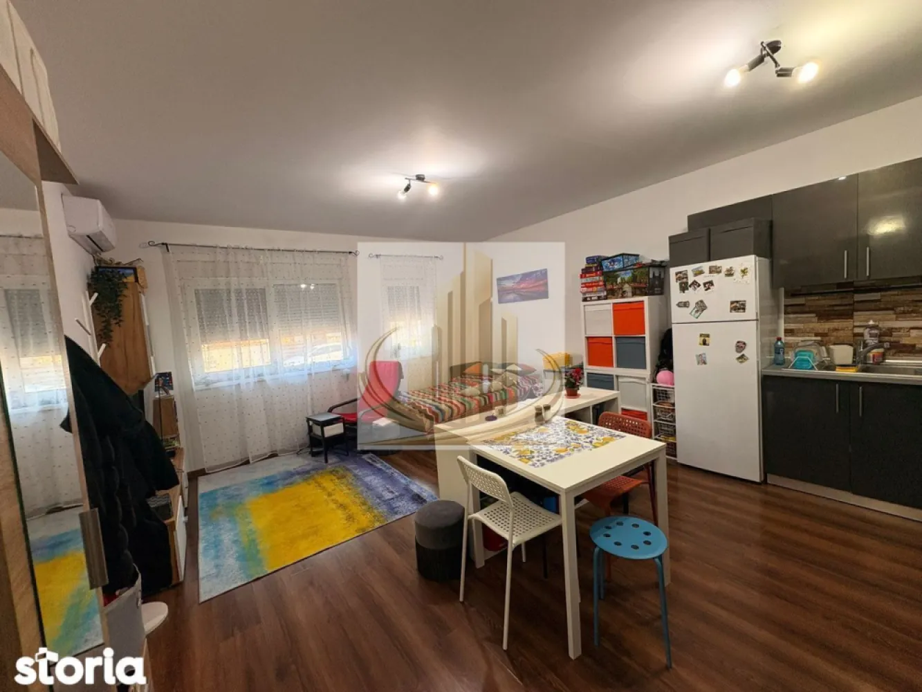 Apartament 2 camere, central Dumbrăvița,44 mp, parter, 2 loc. parcare - Amplasat într-o zonă foarte liniștită, în spatele Tavernei 1929, cu acces rapid către mijloace de transport, școli și magazine, acest apartament este ideal atât pentru locuit, cât și pentru investiție. Imobilul este situat la parterul unui bloc modern, construit în 2017, oferind confort și acces facil. Apartamentul are o suprafață utilă de 44 mp, este situat la parter și beneficiază de două locuri de parcare incluse, înscrise în CF. Compartimentarea este eficientă și cuprinde un living open-space cu bucătărie, un dormitor și o baie. Printre avantajele proprietății se numără poziționarea excelentă într-o zonă centrală din Dumbrăvița, liniștea zonei, accesul rapid la facilități urbane, construcția relativ nouă, încălzirea în pardoseală și aerul condiționat, costurile reduse la utilități, precum și existența unui luminator în bloc care poate fi folosit pentru depozitare, inclusiv pentru biciclete. În apropiere se află și pista de biciclete de pe strada Ion Creangă. Apartamentul este luminos, eficient compartimentat și ușor de întreținut, fiind o alegere practică pentru orice tip de cumpărător. Pentru mai multe detalii sau programarea unei vizionări, nu ezitați să ne contactați. CP3010573 }}