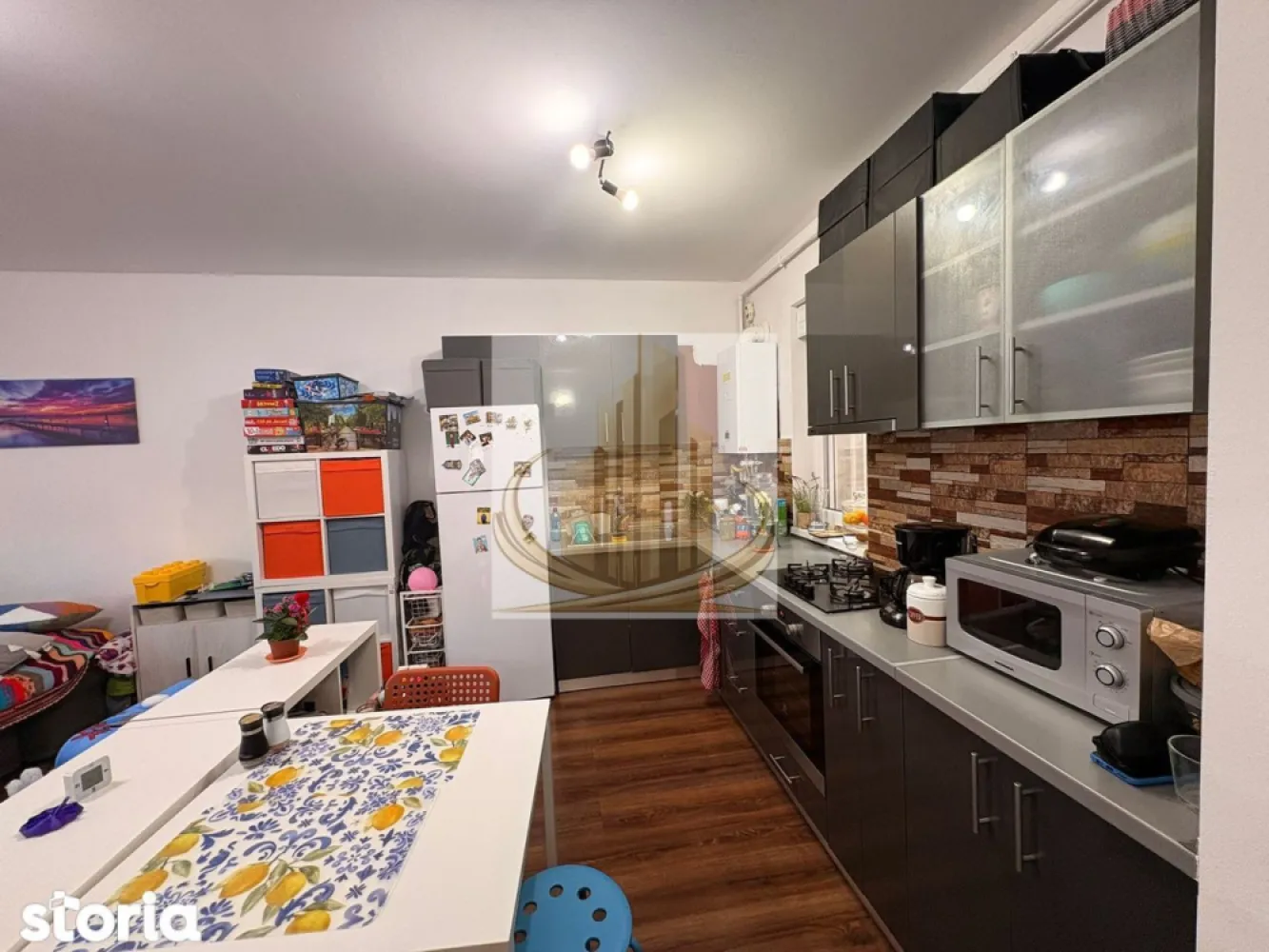 Apartament 2 camere, central Dumbrăvița,44 mp, parter, 2 loc. parcare - Amplasat într-o zonă foarte liniștită, în spatele Tavernei 1929, cu acces rapid către mijloace de transport, școli și magazine, acest apartament este ideal atât pentru locuit, cât și pentru investiție. Imobilul este situat la parterul unui bloc modern, construit în 2017, oferind confort și acces facil. Apartamentul are o suprafață utilă de 44 mp, este situat la parter și beneficiază de două locuri de parcare incluse, înscrise în CF. Compartimentarea este eficientă și cuprinde un living open-space cu bucătărie, un dormitor și o baie. Printre avantajele proprietății se numără poziționarea excelentă într-o zonă centrală din Dumbrăvița, liniștea zonei, accesul rapid la facilități urbane, construcția relativ nouă, încălzirea în pardoseală și aerul condiționat, costurile reduse la utilități, precum și existența unui luminator în bloc care poate fi folosit pentru depozitare, inclusiv pentru biciclete. În apropiere se află și pista de biciclete de pe strada Ion Creangă. Apartamentul este luminos, eficient compartimentat și ușor de întreținut, fiind o alegere practică pentru orice tip de cumpărător. Pentru mai multe detalii sau programarea unei vizionări, nu ezitați să ne contactați. CP3010573 }}