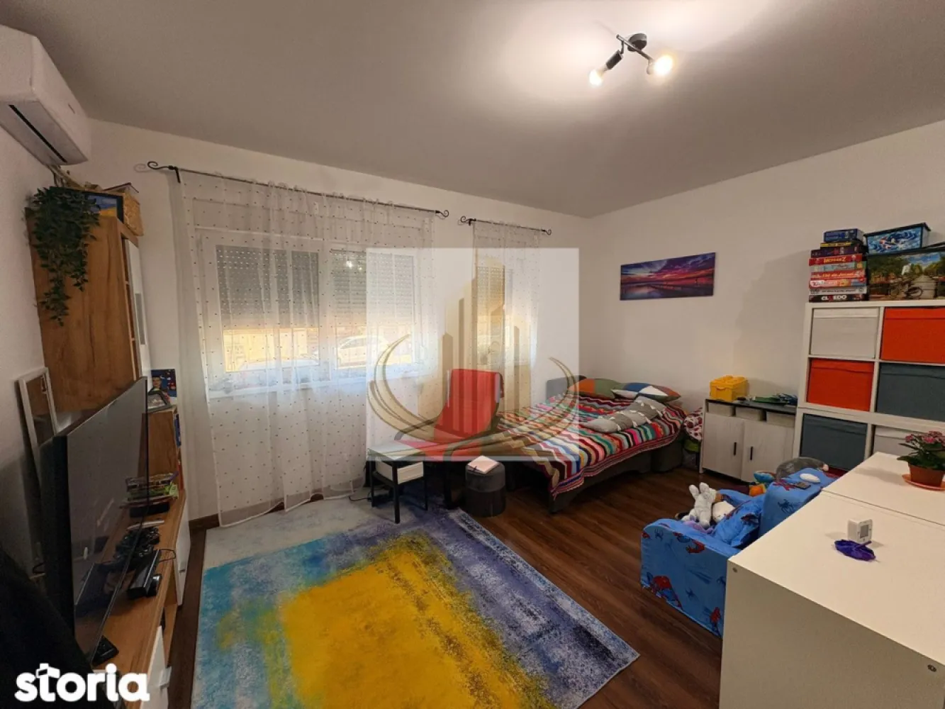 Apartament 2 camere, central Dumbrăvița,44 mp, parter, 2 loc. parcare - Amplasat într-o zonă foarte liniștită, în spatele Tavernei 1929, cu acces rapid către mijloace de transport, școli și magazine, acest apartament este ideal atât pentru locuit, cât și pentru investiție. Imobilul este situat la parterul unui bloc modern, construit în 2017, oferind confort și acces facil. Apartamentul are o suprafață utilă de 44 mp, este situat la parter și beneficiază de două locuri de parcare incluse, înscrise în CF. Compartimentarea este eficientă și cuprinde un living open-space cu bucătărie, un dormitor și o baie. Printre avantajele proprietății se numără poziționarea excelentă într-o zonă centrală din Dumbrăvița, liniștea zonei, accesul rapid la facilități urbane, construcția relativ nouă, încălzirea în pardoseală și aerul condiționat, costurile reduse la utilități, precum și existența unui luminator în bloc care poate fi folosit pentru depozitare, inclusiv pentru biciclete. În apropiere se află și pista de biciclete de pe strada Ion Creangă. Apartamentul este luminos, eficient compartimentat și ușor de întreținut, fiind o alegere practică pentru orice tip de cumpărător. Pentru mai multe detalii sau programarea unei vizionări, nu ezitați să ne contactați. CP3010573 }}
