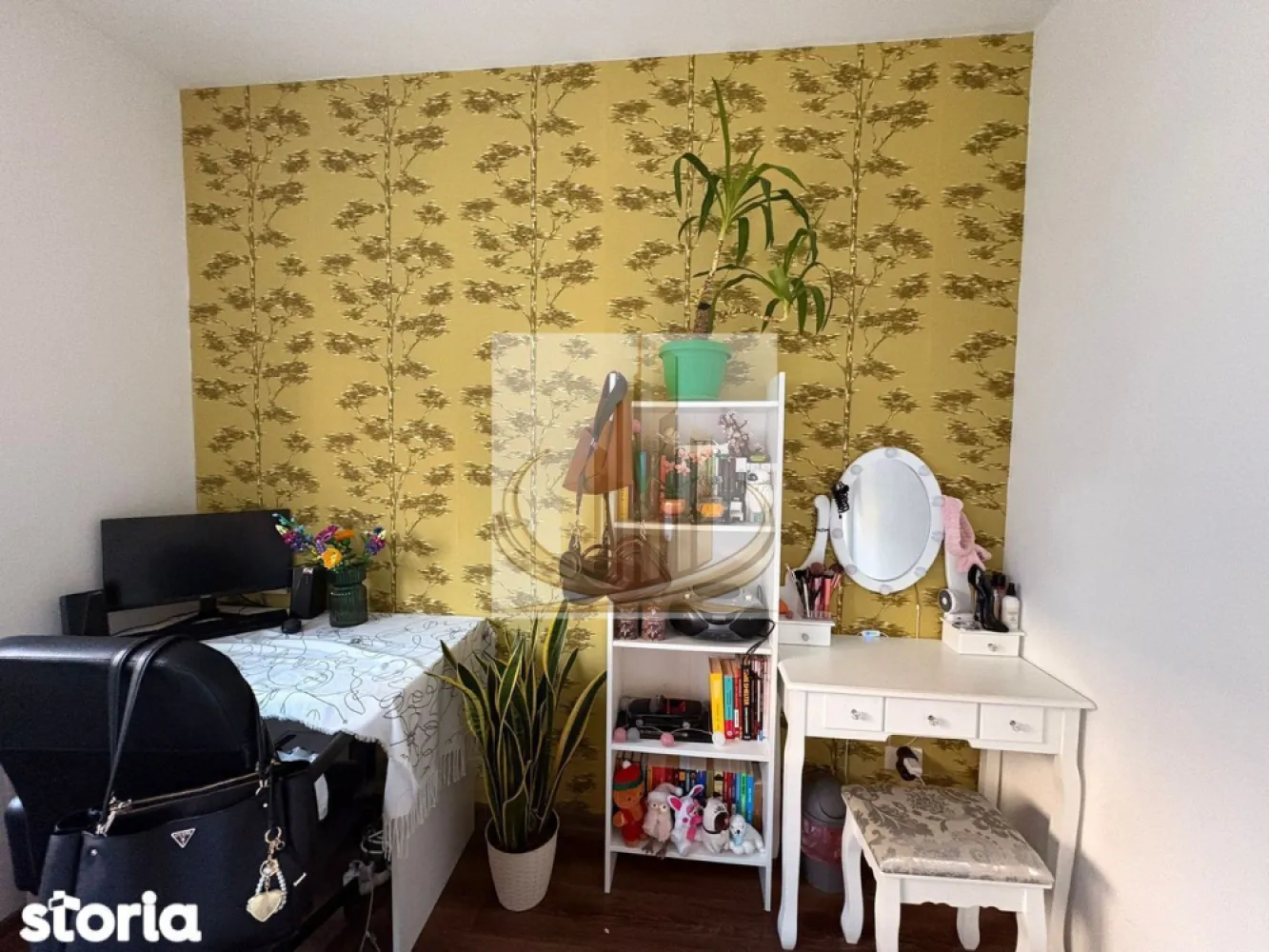 Apartament 2 camere, central Dumbrăvița,44 mp, parter, 2 loc. parcare - Amplasat într-o zonă foarte liniștită, în spatele Tavernei 1929, cu acces rapid către mijloace de transport, școli și magazine, acest apartament este ideal atât pentru locuit, cât și pentru investiție. Imobilul este situat la parterul unui bloc modern, construit în 2017, oferind confort și acces facil. Apartamentul are o suprafață utilă de 44 mp, este situat la parter și beneficiază de două locuri de parcare incluse, înscrise în CF. Compartimentarea este eficientă și cuprinde un living open-space cu bucătărie, un dormitor și o baie. Printre avantajele proprietății se numără poziționarea excelentă într-o zonă centrală din Dumbrăvița, liniștea zonei, accesul rapid la facilități urbane, construcția relativ nouă, încălzirea în pardoseală și aerul condiționat, costurile reduse la utilități, precum și existența unui luminator în bloc care poate fi folosit pentru depozitare, inclusiv pentru biciclete. În apropiere se află și pista de biciclete de pe strada Ion Creangă. Apartamentul este luminos, eficient compartimentat și ușor de întreținut, fiind o alegere practică pentru orice tip de cumpărător. Pentru mai multe detalii sau programarea unei vizionări, nu ezitați să ne contactați. CP3010573 }}