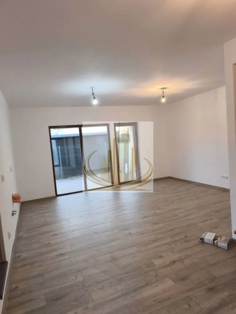 Duplex modern 4 camere în Moșnița Nouă, lângă Lidl – curte 280 mp - Grand Mobilis Imobiliare vă prezintă o oportunitate exclusivă de achiziție în Moșnița Nouă, într-o zonă în plină dezvoltare, pe strada Bolero, în imediata apropiere a noului Lidl. Descoperiți un duplex modern, construit pe structură metalică, conceput pentru confort, eficiență și un stil de viață contemporan, ideal atât pentru locuire, cât și ca investiție sigură. Detalii proprietate: • Suprafață utilă: 105 mp • Regim de înălțime: Parter + Etaj • Teren: 280 mp • 2 locuri de parcare incluse Compartimentare inteligentă: Parter: • Cameră tehnică • Baie cu duș • Cămară (debara) sub scări • Living generos cu bucătărie open space și acces direct pe terasă Etaj: • 3 dormitoare luminoase • Baie cu cadă • Balcon și terasă Dotări și finisaje: • Tâmplărie PVC tripan REHAU – eficiență energetică superioară • Încălzire în pardoseală cu centrală proprie • Scară interioară din lemn masiv de stejar • Toate utilitățile disponibile Proprietatea oferă un echilibru excelent între spațiu, funcționalitate și poziționare, fiind alegerea ideală pentru o familie care își dorește liniște și acces rapid către oraș. Preț: 116.000 euro (fix) În plus, există posibilitatea achiziționării celeilalte unități de duplex, aflată la stadiul „gri”, oferind libertatea de personalizare completă: Preț unitate la gri: 90.000 euro (fix) Pentru detalii suplimentare și programarea unei vizionări, echipa Grand Mobilis Imobiliare vă stă la dispoziție. CP3010339 }}