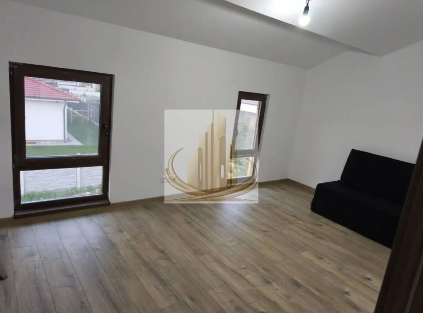 Duplex modern 4 camere în Moșnița Nouă, lângă Lidl – curte 280 mp - Grand Mobilis Imobiliare vă prezintă o oportunitate exclusivă de achiziție în Moșnița Nouă, într-o zonă în plină dezvoltare, pe strada Bolero, în imediata apropiere a noului Lidl. Descoperiți un duplex modern, construit pe structură metalică, conceput pentru confort, eficiență și un stil de viață contemporan, ideal atât pentru locuire, cât și ca investiție sigură. Detalii proprietate: • Suprafață utilă: 105 mp • Regim de înălțime: Parter + Etaj • Teren: 280 mp • 2 locuri de parcare incluse Compartimentare inteligentă: Parter: • Cameră tehnică • Baie cu duș • Cămară (debara) sub scări • Living generos cu bucătărie open space și acces direct pe terasă Etaj: • 3 dormitoare luminoase • Baie cu cadă • Balcon și terasă Dotări și finisaje: • Tâmplărie PVC tripan REHAU – eficiență energetică superioară • Încălzire în pardoseală cu centrală proprie • Scară interioară din lemn masiv de stejar • Toate utilitățile disponibile Proprietatea oferă un echilibru excelent între spațiu, funcționalitate și poziționare, fiind alegerea ideală pentru o familie care își dorește liniște și acces rapid către oraș. Preț: 116.000 euro (fix) În plus, există posibilitatea achiziționării celeilalte unități de duplex, aflată la stadiul „gri”, oferind libertatea de personalizare completă: Preț unitate la gri: 90.000 euro (fix) Pentru detalii suplimentare și programarea unei vizionări, echipa Grand Mobilis Imobiliare vă stă la dispoziție. CP3010339 }}
