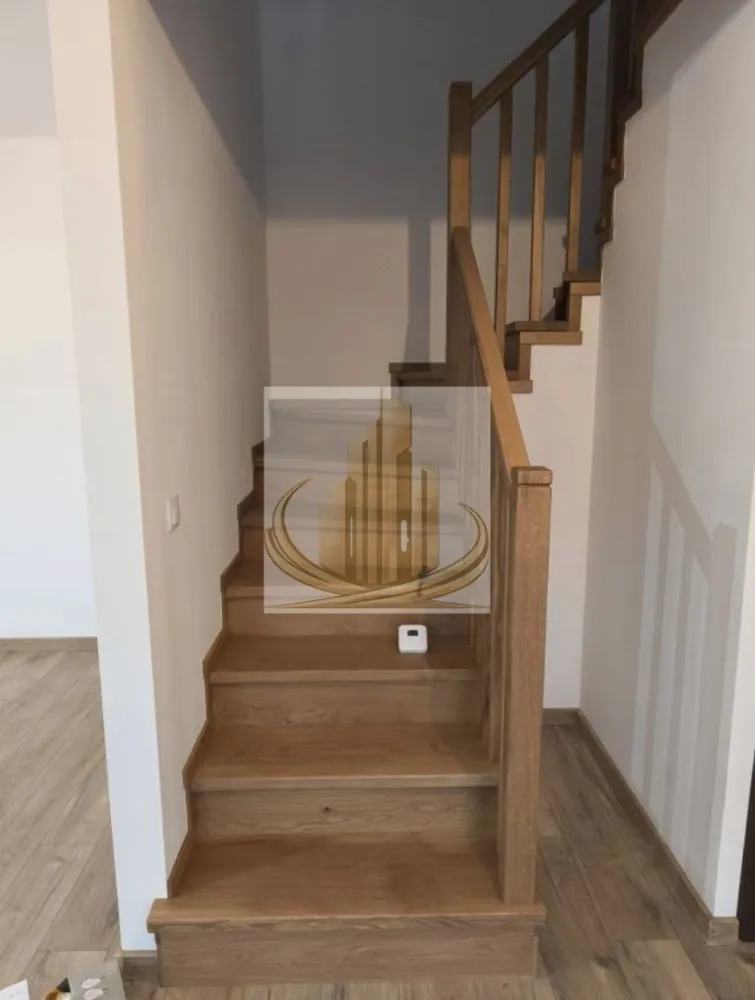 Duplex modern 4 camere în Moșnița Nouă, lângă Lidl – curte 280 mp - Grand Mobilis Imobiliare vă prezintă o oportunitate exclusivă de achiziție în Moșnița Nouă, într-o zonă în plină dezvoltare, pe strada Bolero, în imediata apropiere a noului Lidl. Descoperiți un duplex modern, construit pe structură metalică, conceput pentru confort, eficiență și un stil de viață contemporan, ideal atât pentru locuire, cât și ca investiție sigură. Detalii proprietate: • Suprafață utilă: 105 mp • Regim de înălțime: Parter + Etaj • Teren: 280 mp • 2 locuri de parcare incluse Compartimentare inteligentă: Parter: • Cameră tehnică • Baie cu duș • Cămară (debara) sub scări • Living generos cu bucătărie open space și acces direct pe terasă Etaj: • 3 dormitoare luminoase • Baie cu cadă • Balcon și terasă Dotări și finisaje: • Tâmplărie PVC tripan REHAU – eficiență energetică superioară • Încălzire în pardoseală cu centrală proprie • Scară interioară din lemn masiv de stejar • Toate utilitățile disponibile Proprietatea oferă un echilibru excelent între spațiu, funcționalitate și poziționare, fiind alegerea ideală pentru o familie care își dorește liniște și acces rapid către oraș. Preț: 116.000 euro (fix) În plus, există posibilitatea achiziționării celeilalte unități de duplex, aflată la stadiul „gri”, oferind libertatea de personalizare completă: Preț unitate la gri: 90.000 euro (fix) Pentru detalii suplimentare și programarea unei vizionări, echipa Grand Mobilis Imobiliare vă stă la dispoziție. CP3010339 }}