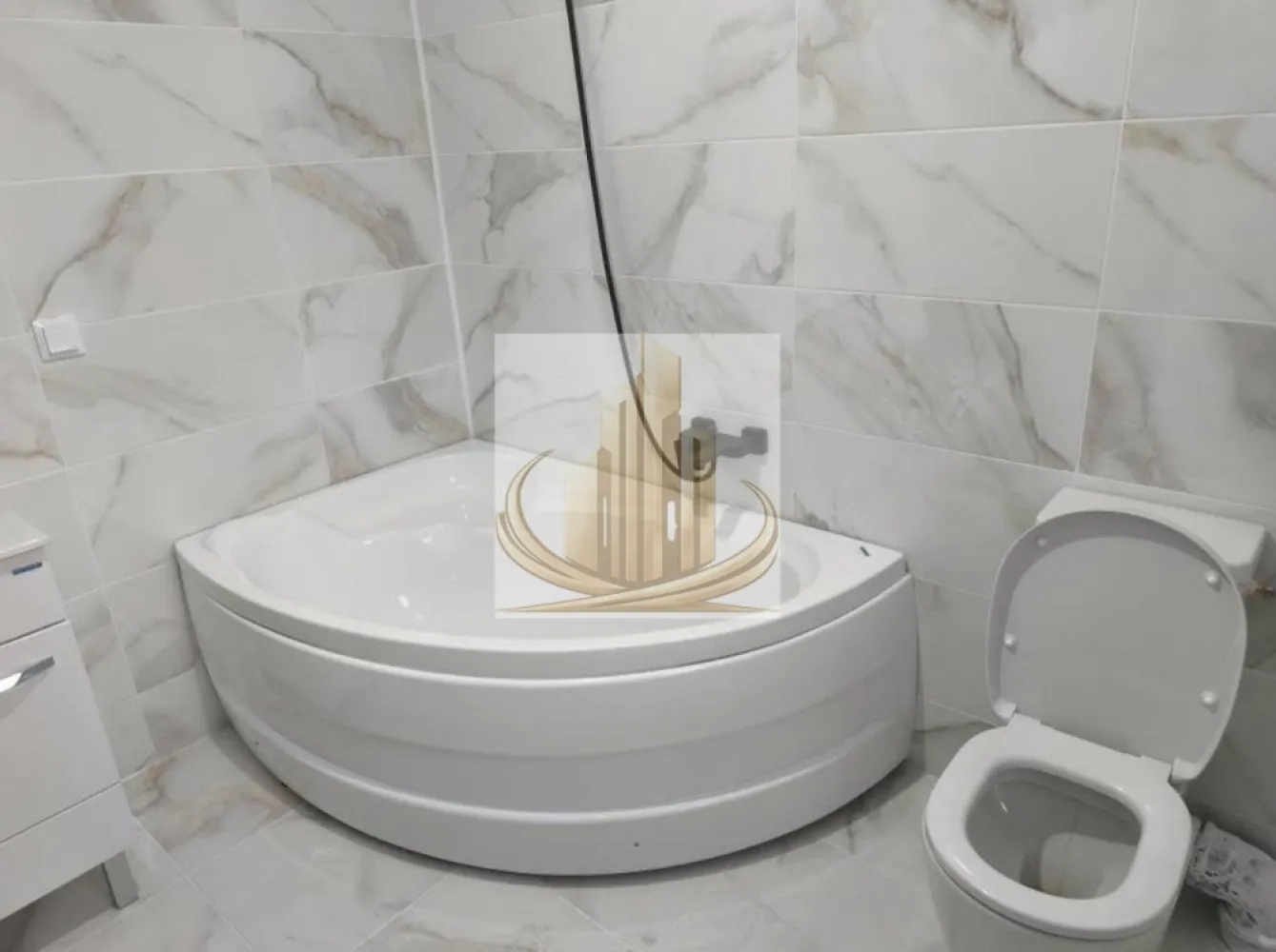 Duplex modern 4 camere în Moșnița Nouă, lângă Lidl – curte 280 mp - Grand Mobilis Imobiliare vă prezintă o oportunitate exclusivă de achiziție în Moșnița Nouă, într-o zonă în plină dezvoltare, pe strada Bolero, în imediata apropiere a noului Lidl. Descoperiți un duplex modern, construit pe structură metalică, conceput pentru confort, eficiență și un stil de viață contemporan, ideal atât pentru locuire, cât și ca investiție sigură. Detalii proprietate: • Suprafață utilă: 105 mp • Regim de înălțime: Parter + Etaj • Teren: 280 mp • 2 locuri de parcare incluse Compartimentare inteligentă: Parter: • Cameră tehnică • Baie cu duș • Cămară (debara) sub scări • Living generos cu bucătărie open space și acces direct pe terasă Etaj: • 3 dormitoare luminoase • Baie cu cadă • Balcon și terasă Dotări și finisaje: • Tâmplărie PVC tripan REHAU – eficiență energetică superioară • Încălzire în pardoseală cu centrală proprie • Scară interioară din lemn masiv de stejar • Toate utilitățile disponibile Proprietatea oferă un echilibru excelent între spațiu, funcționalitate și poziționare, fiind alegerea ideală pentru o familie care își dorește liniște și acces rapid către oraș. Preț: 116.000 euro (fix) În plus, există posibilitatea achiziționării celeilalte unități de duplex, aflată la stadiul „gri”, oferind libertatea de personalizare completă: Preț unitate la gri: 90.000 euro (fix) Pentru detalii suplimentare și programarea unei vizionări, echipa Grand Mobilis Imobiliare vă stă la dispoziție. CP3010339 }}