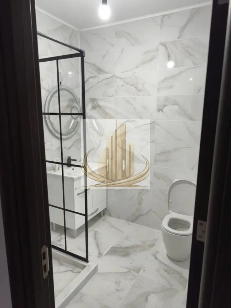 Duplex modern 4 camere în Moșnița Nouă, lângă Lidl – curte 280 mp - Grand Mobilis Imobiliare vă prezintă o oportunitate exclusivă de achiziție în Moșnița Nouă, într-o zonă în plină dezvoltare, pe strada Bolero, în imediata apropiere a noului Lidl. Descoperiți un duplex modern, construit pe structură metalică, conceput pentru confort, eficiență și un stil de viață contemporan, ideal atât pentru locuire, cât și ca investiție sigură. Detalii proprietate: • Suprafață utilă: 105 mp • Regim de înălțime: Parter + Etaj • Teren: 280 mp • 2 locuri de parcare incluse Compartimentare inteligentă: Parter: • Cameră tehnică • Baie cu duș • Cămară (debara) sub scări • Living generos cu bucătărie open space și acces direct pe terasă Etaj: • 3 dormitoare luminoase • Baie cu cadă • Balcon și terasă Dotări și finisaje: • Tâmplărie PVC tripan REHAU – eficiență energetică superioară • Încălzire în pardoseală cu centrală proprie • Scară interioară din lemn masiv de stejar • Toate utilitățile disponibile Proprietatea oferă un echilibru excelent între spațiu, funcționalitate și poziționare, fiind alegerea ideală pentru o familie care își dorește liniște și acces rapid către oraș. Preț: 116.000 euro (fix) În plus, există posibilitatea achiziționării celeilalte unități de duplex, aflată la stadiul „gri”, oferind libertatea de personalizare completă: Preț unitate la gri: 90.000 euro (fix) Pentru detalii suplimentare și programarea unei vizionări, echipa Grand Mobilis Imobiliare vă stă la dispoziție. CP3010339 }}