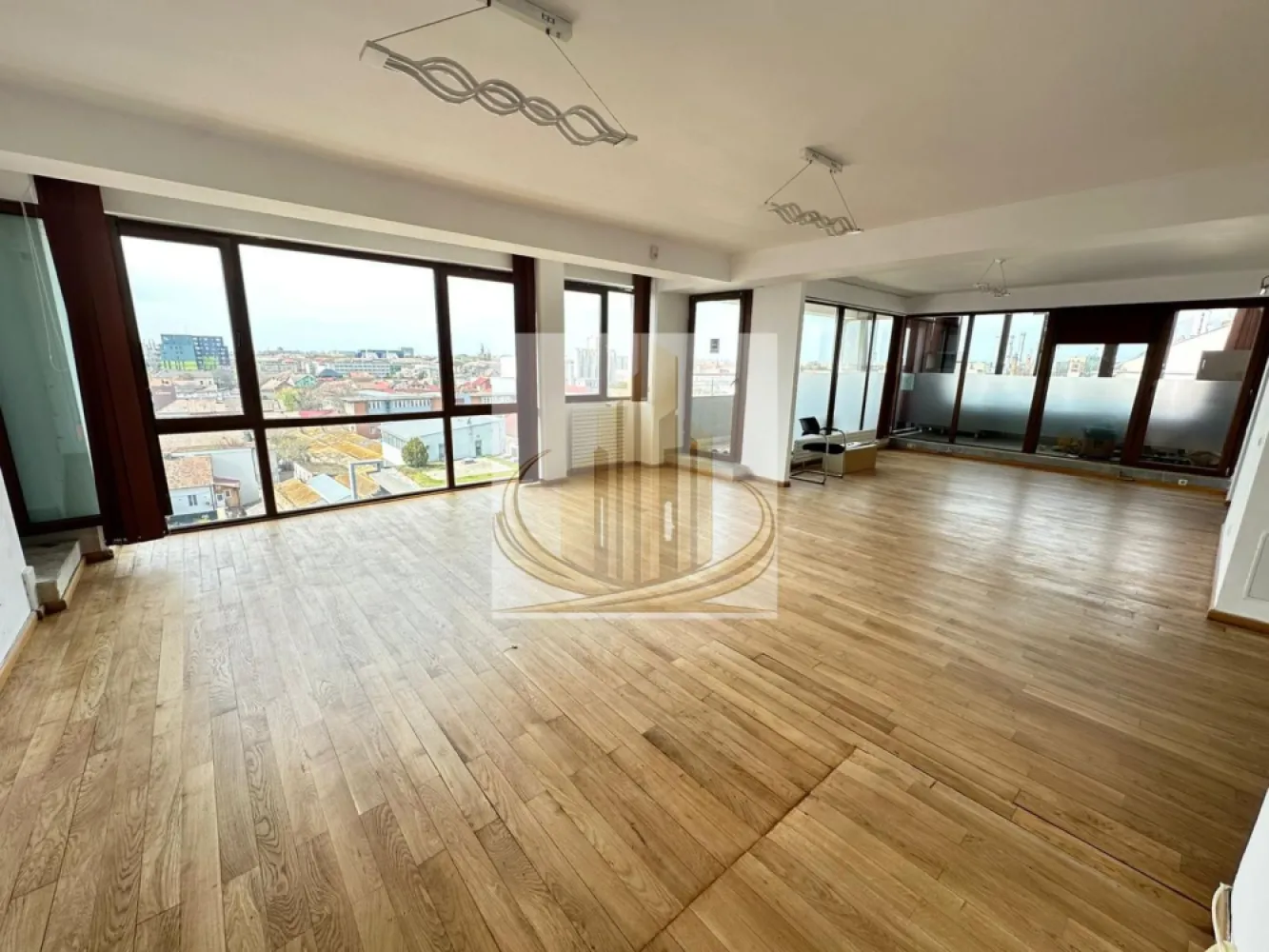 Penthouse Ștefan cel Mare | Spațiu birouri / clinică / beauty | Terasă - Grand Mobilis Imobiliare are plăcerea de a vă prezenta spre vânzare un spațiu versatil, ideal pentru birouri, clinică sau activități de înfrumusețare, situat într-un apartament tip penthouse, pe Ștefan cel Mare, la etajul 7 al unui imobil dotat cu lift. Proprietatea beneficiază de o compartimentare eficientă și este compusă din: * 3 camere spațioase * 2 băi * 2 balcoane * Terasă generoasă de 150 mp, situată pe acoperiș și înscrisă în CF Spațiul este potrivit pentru orice tip de activitate profesională, inclusiv salon de înfrumusețare, oferind flexibilitate și vizibilitate excelentă. Proprietatea are potențial investițional ridicat, putând genera venituri de aproximativ 800–900 euro/lună din chirii. În prezent, spațiul nu este închiriat. Dotări: * geamuri termopan * aparate de aer condiționat în fiecare cameră * încălzire prin calorifere * parchet din lemn masiv Pentru mai multe detalii sau programarea unei vizionări, echipa Grand Mobilis Imobiliare vă stă la dispoziție! ID intern: CP3013544 }}